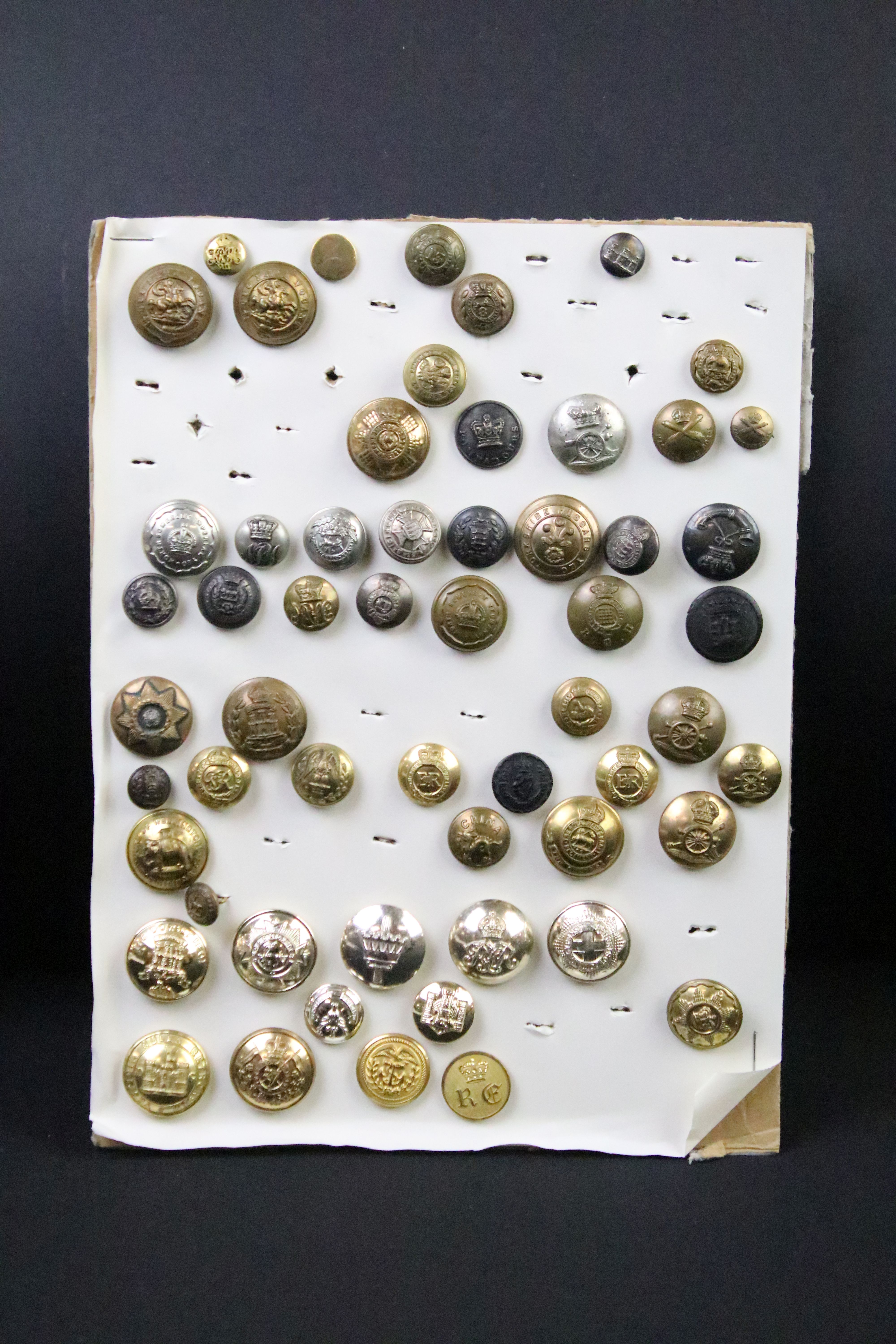 A collection of British Military Kings & Queens crown regimental buttons to include The Army - Image 12 of 15