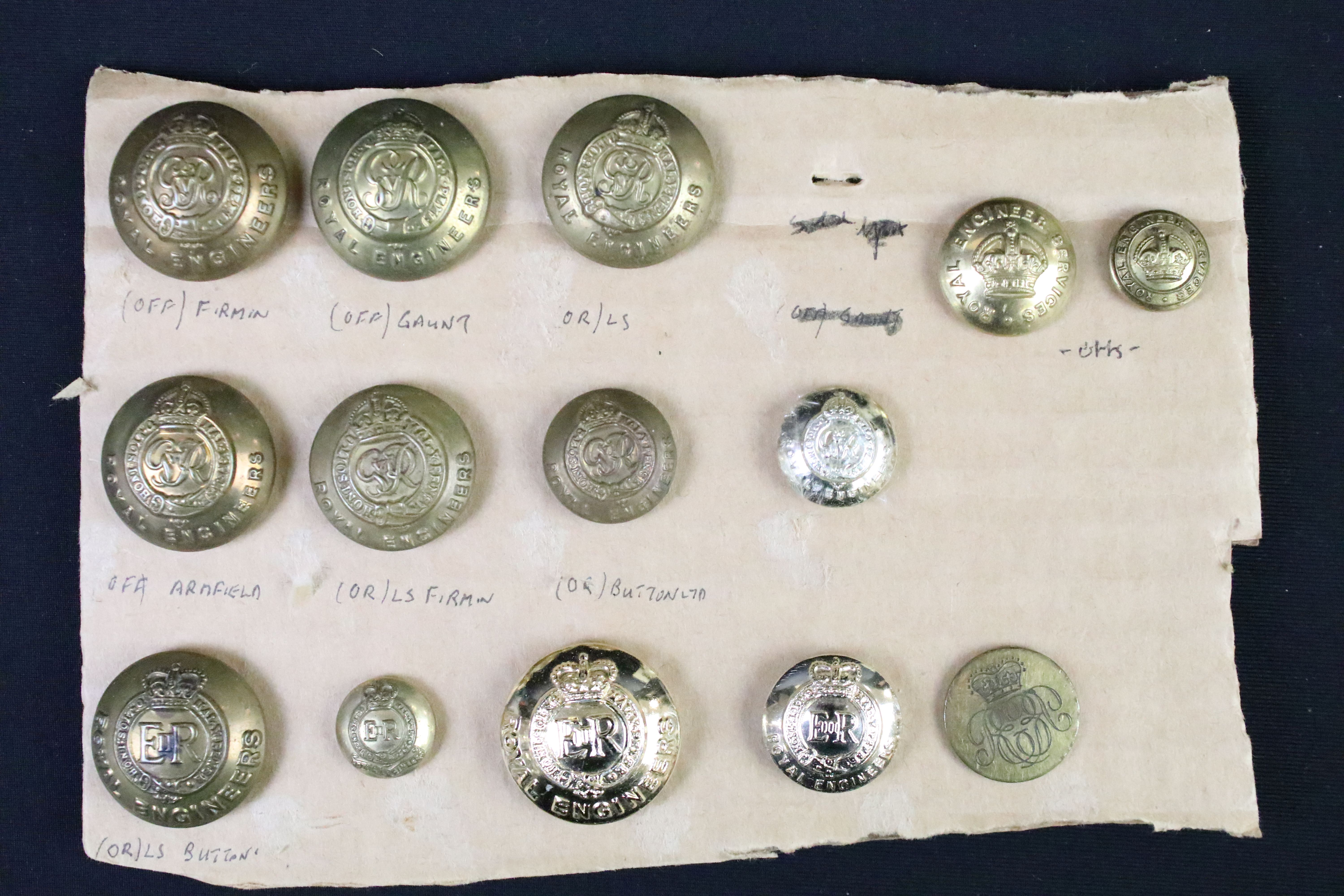 A collection of British and Commonwealth regimental buttons to include King Crown and Queens Crown - Image 13 of 14