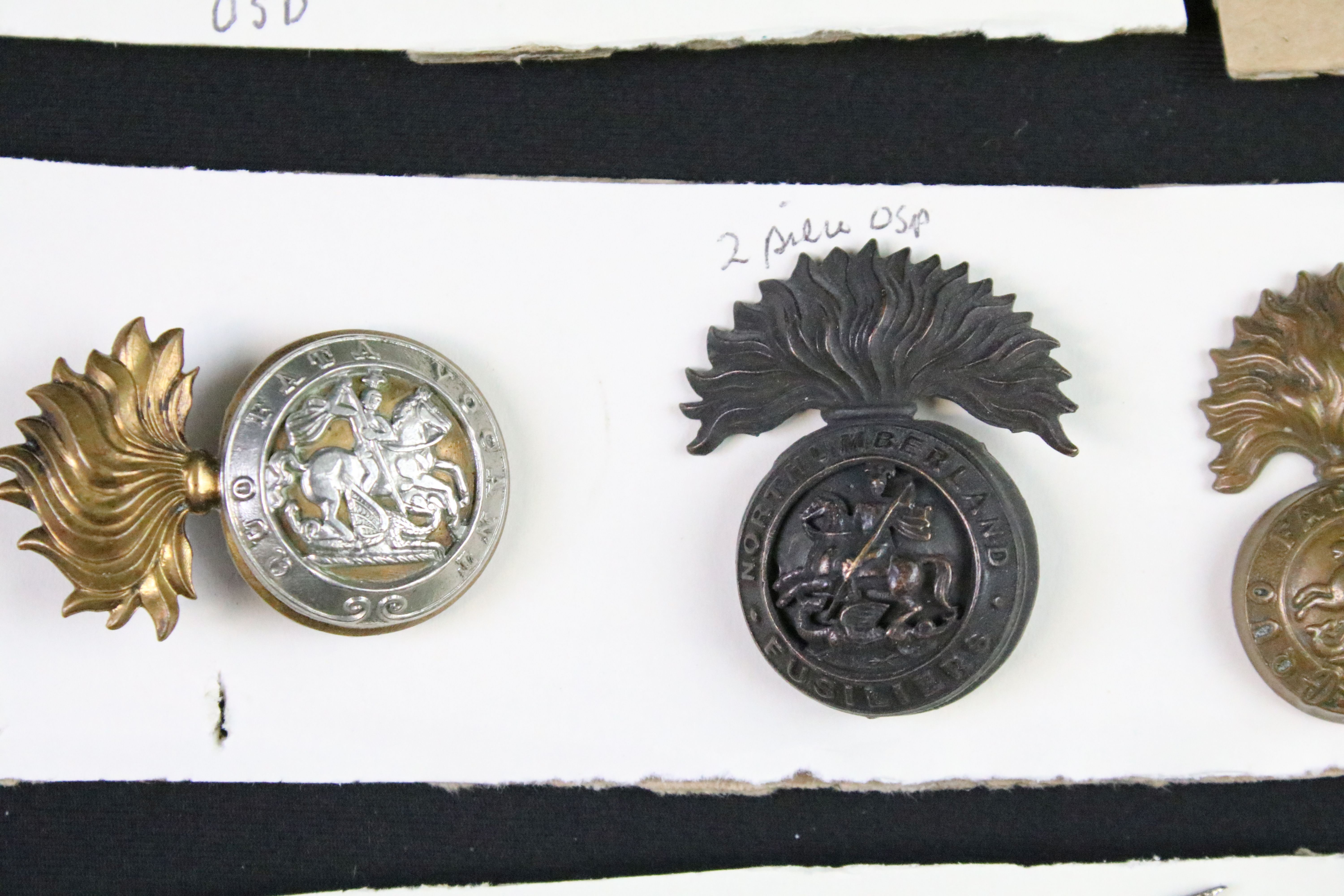 A collection of mainly British military cap and collar badges to include officers examples. - Image 15 of 18