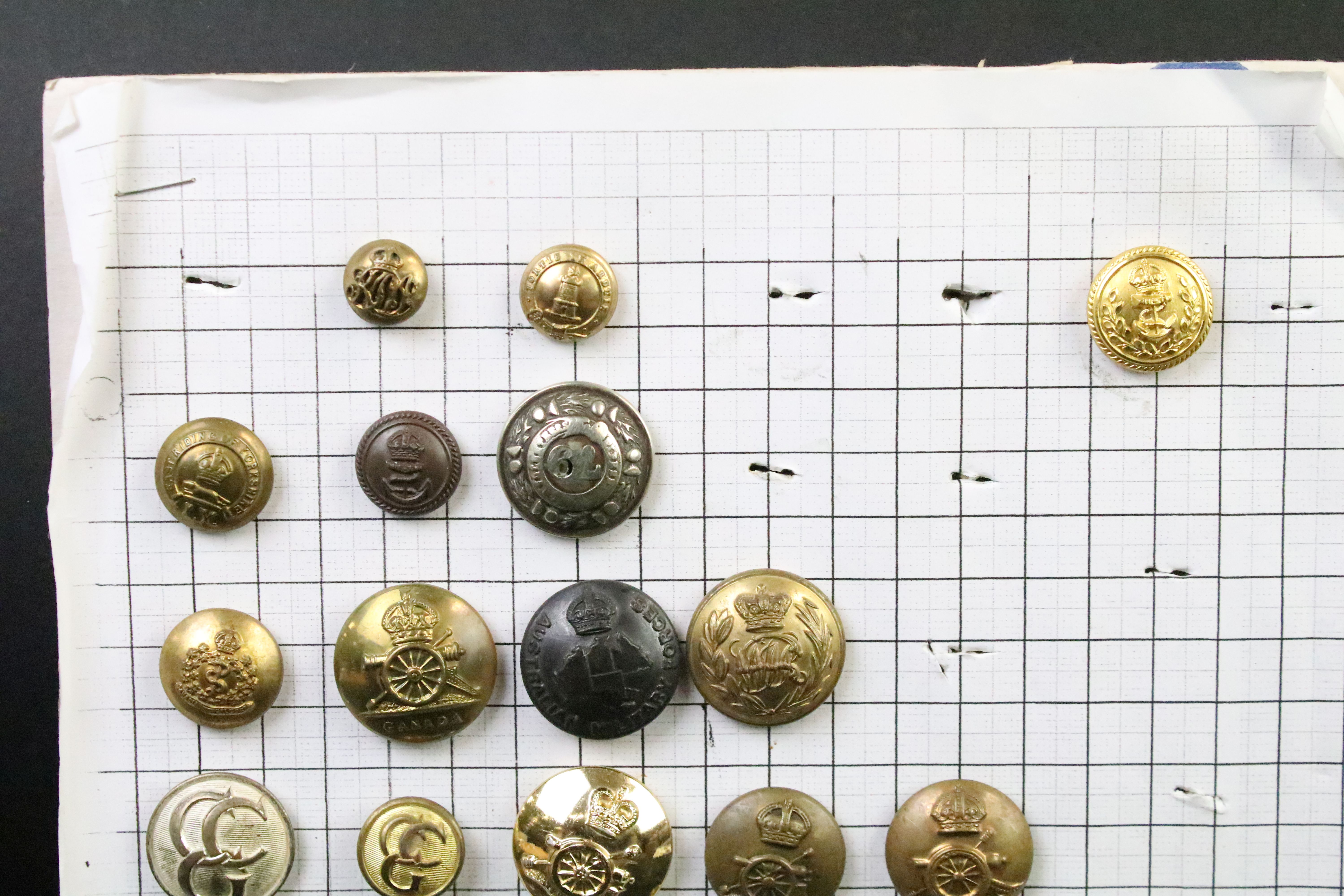 A collection of British Military Kings & Queens crown regimental buttons to include The Army - Image 10 of 15