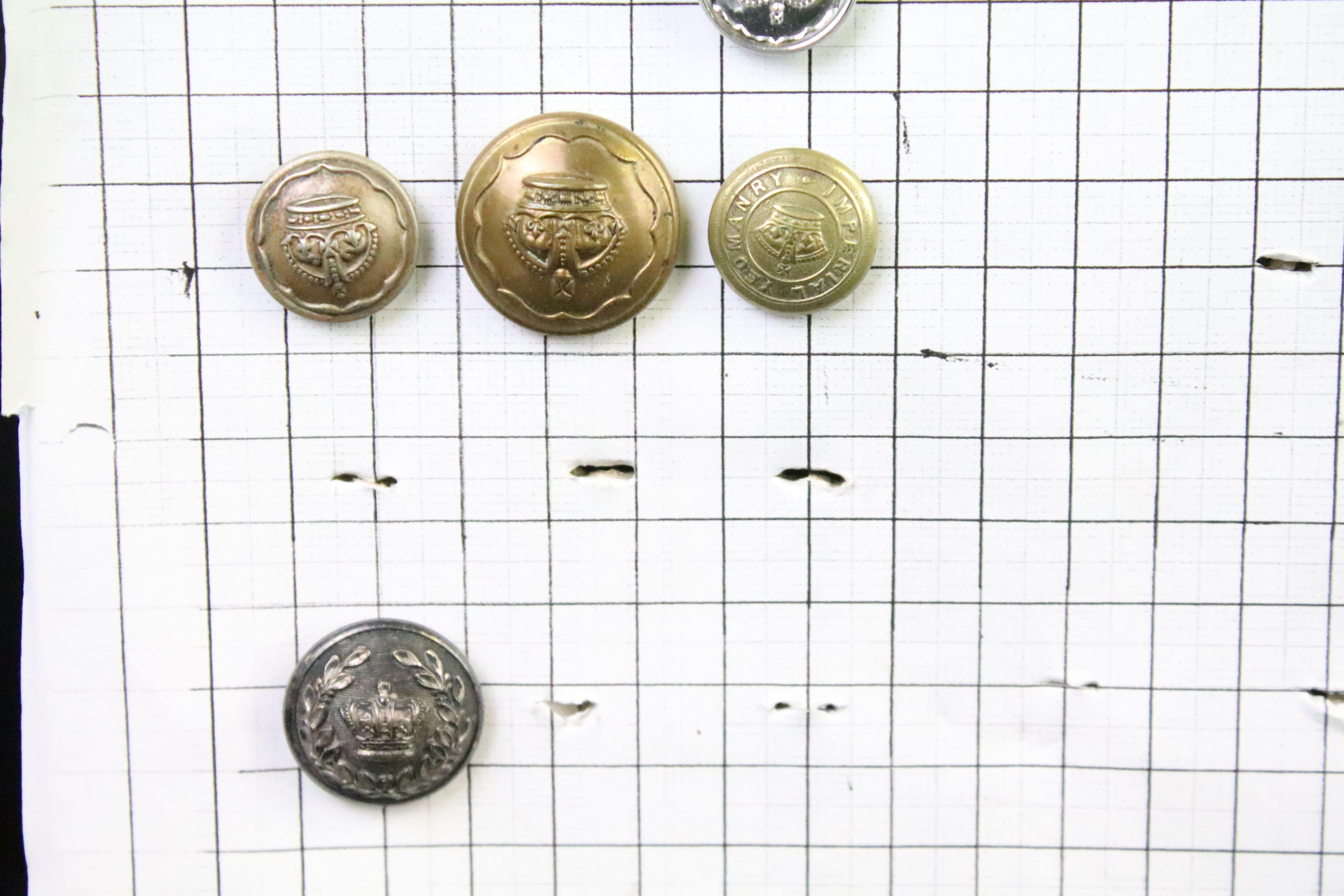 A collection of British and Commonwealth regimental buttons to include King Crown and Queens Crown - Image 11 of 14