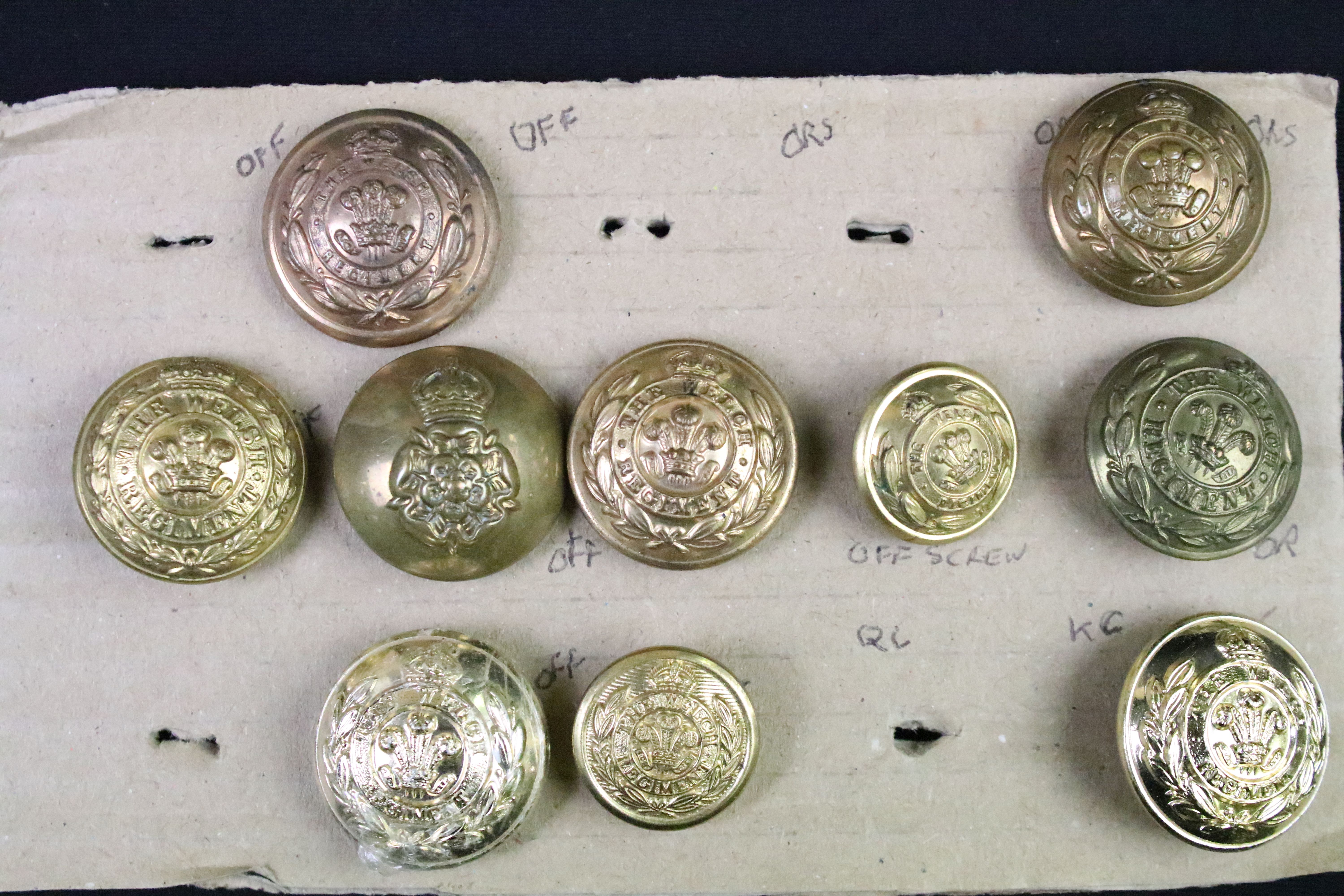 A collection of British and Commonwealth regimental buttons to include King Crown and Queens Crown - Image 4 of 14