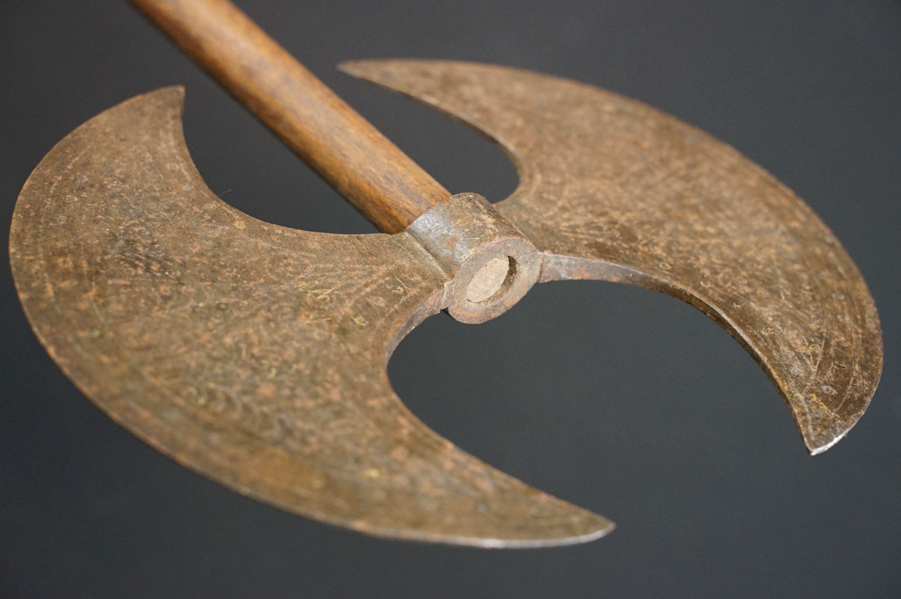 A Persian double headed axe with decorative pattern to the axe head, spike to lower wooden handle. - Image 4 of 6