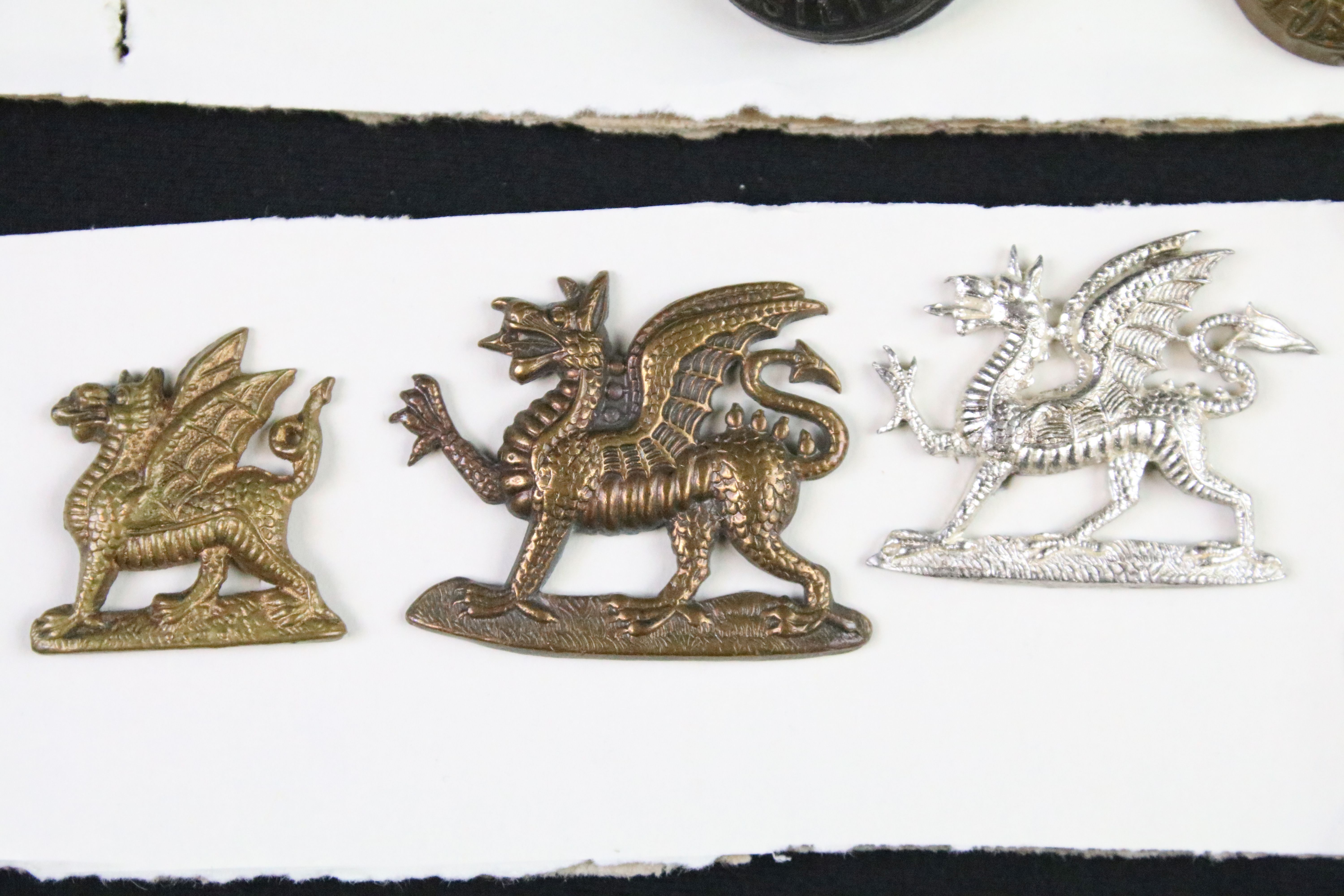 A collection of mainly British military cap and collar badges to include officers examples. - Image 18 of 18