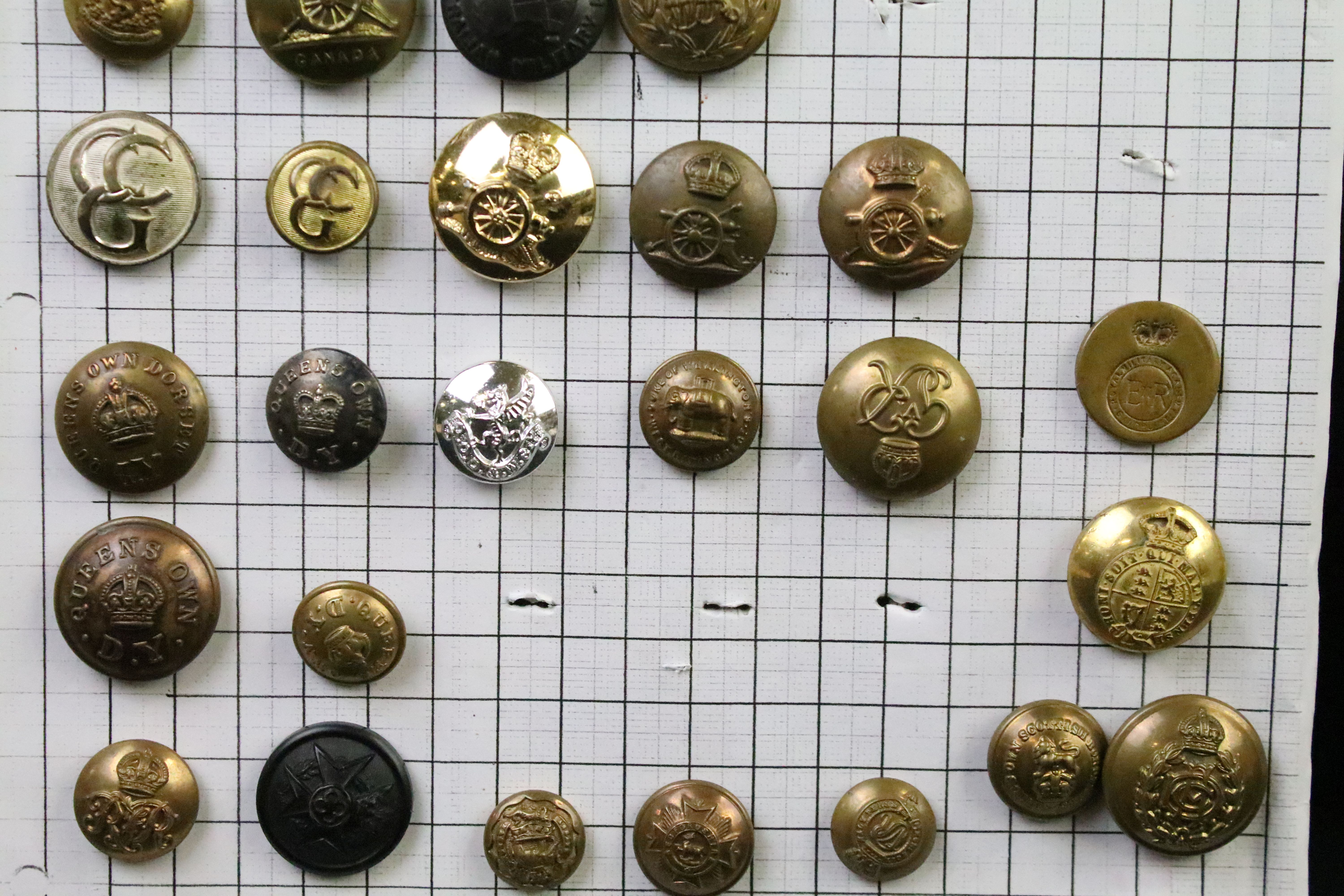 A collection of British Military Kings & Queens crown regimental buttons to include The Army - Image 11 of 15