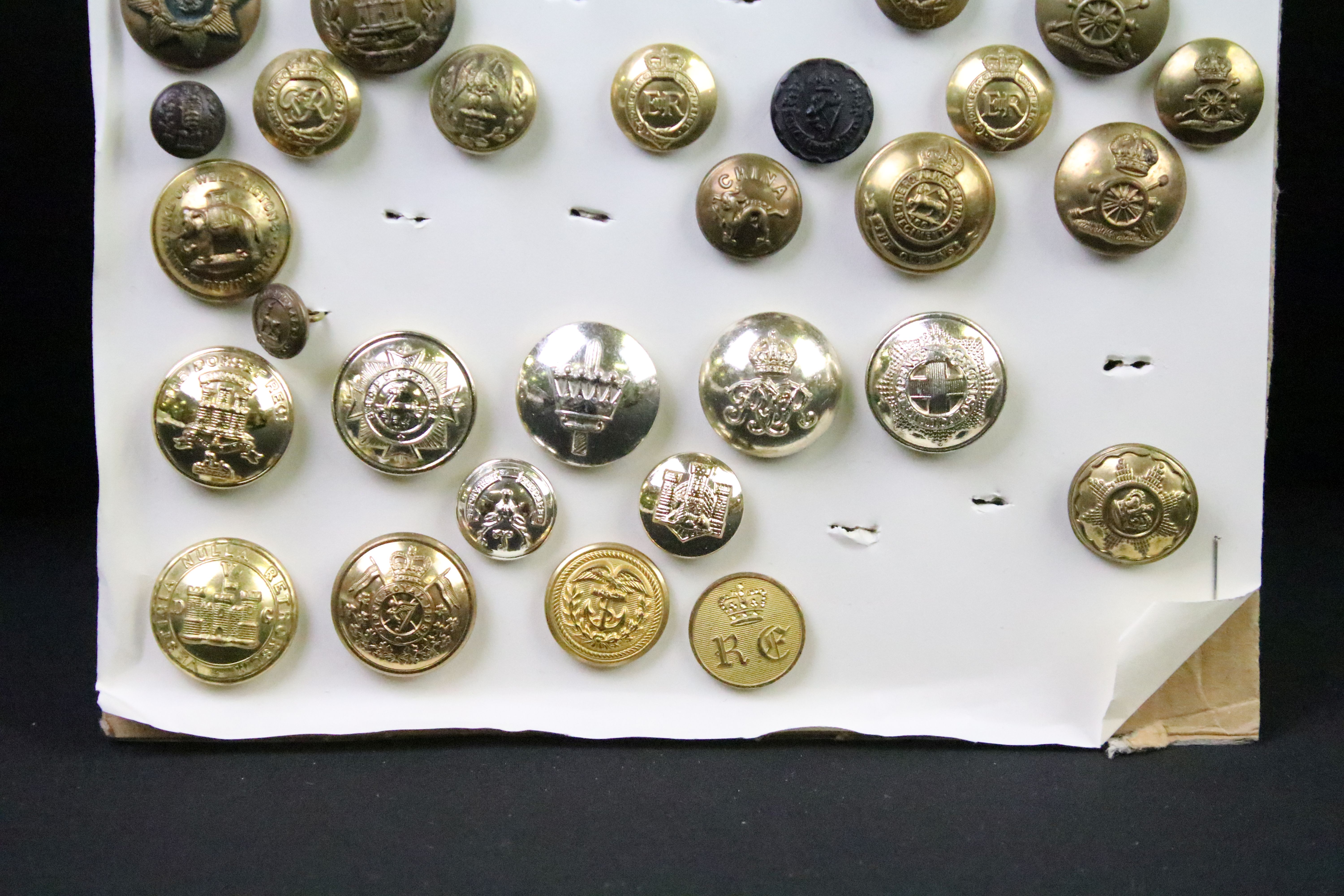 A collection of British Military Kings & Queens crown regimental buttons to include The Army - Image 15 of 15