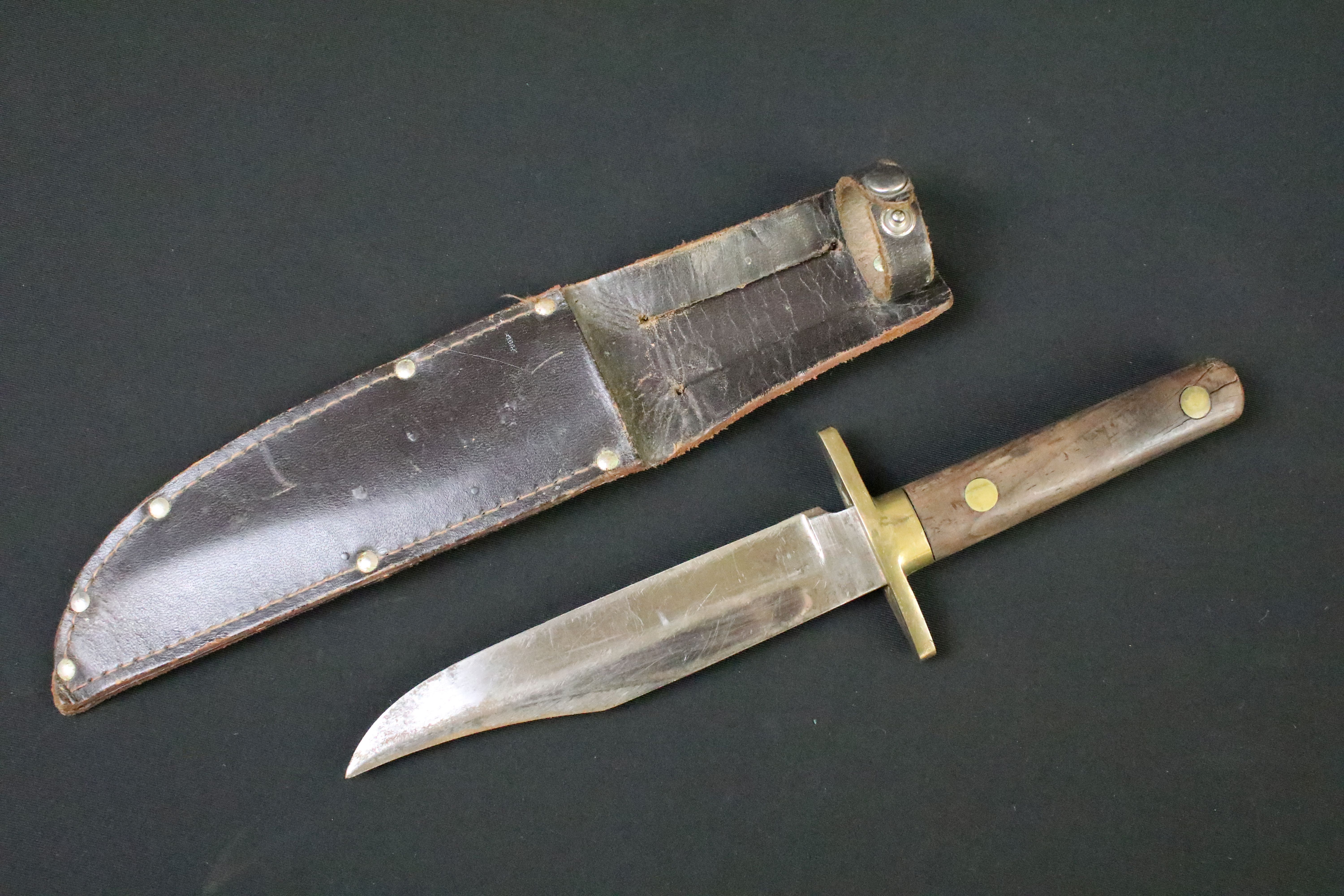 A collection of six vintage sheath knives to include a Milbro examples together with a small group - Image 4 of 12