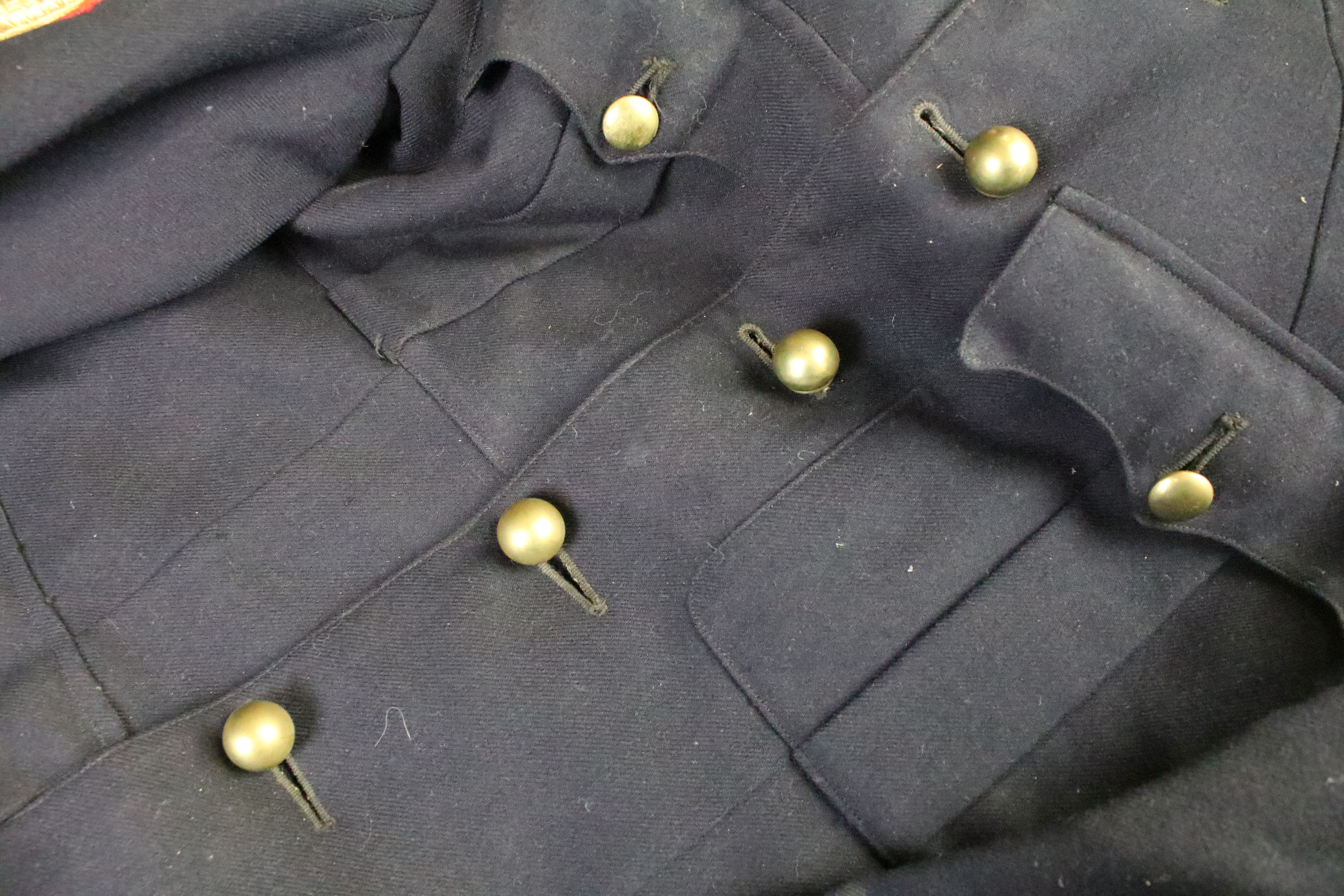 A British military World War Two era jacket with cloth badges and chainmail epaulets together with a - Bild 4 aus 8