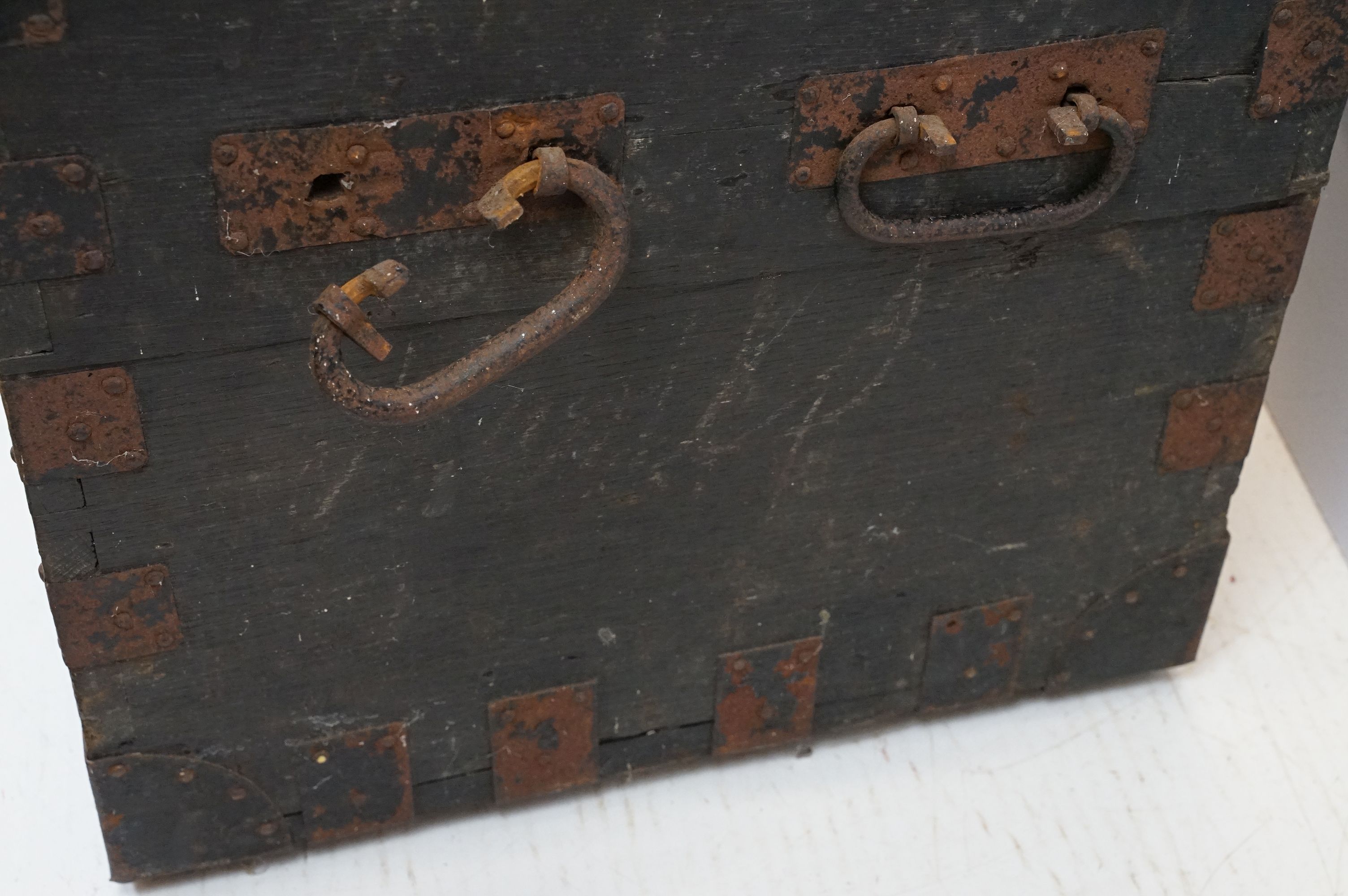 Early 20th century oak and metal mounted travelling trunk, with two handles to each side, brass - Image 8 of 10