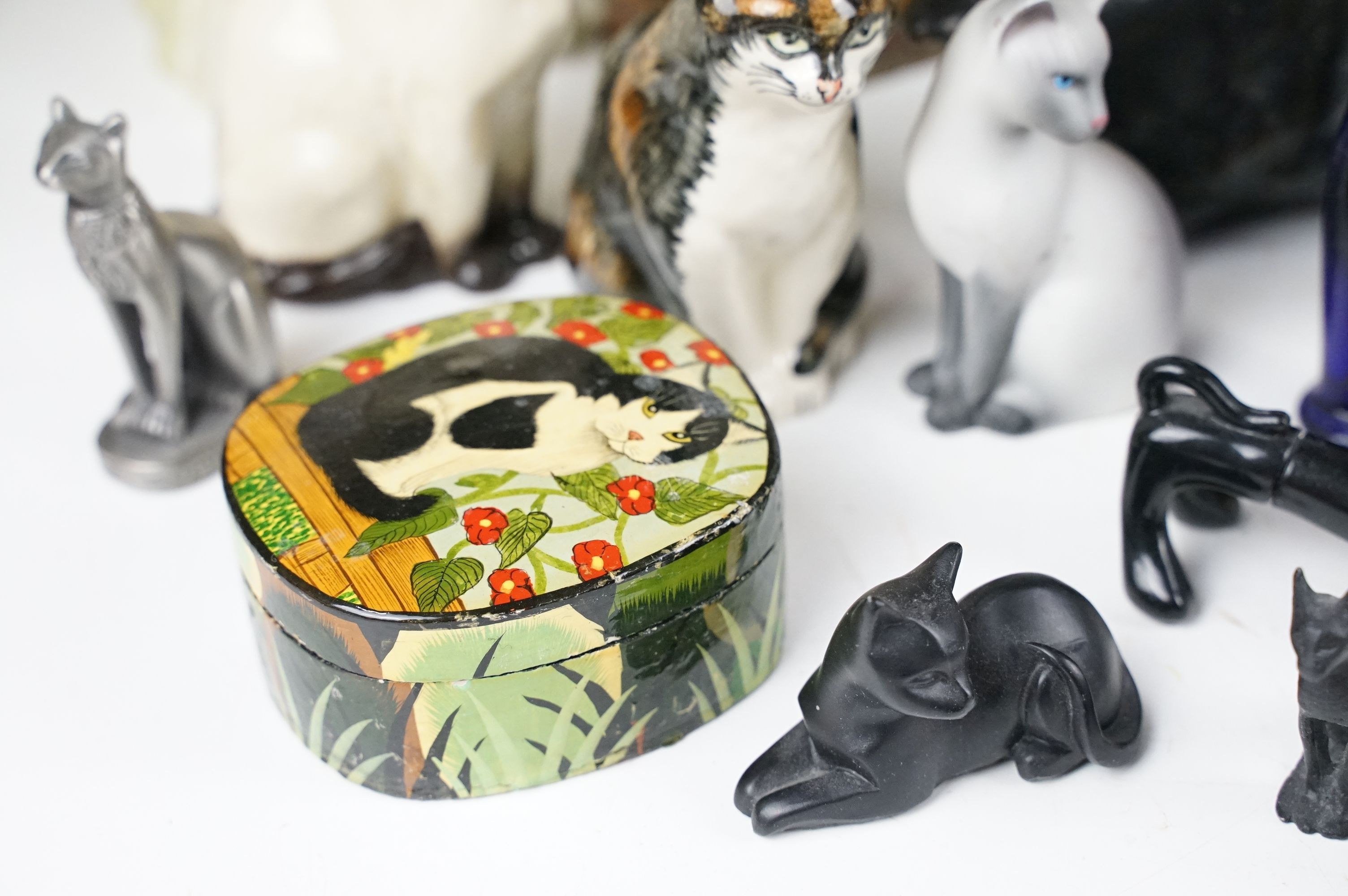 Collection of mixed cat ornaments & collectables, featuring Goebel, Royal Doulton, Mdina Glass, - Image 4 of 10