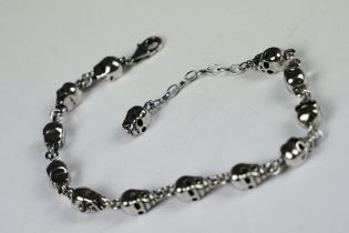 A 925 sterling silver skull bracelet, measures approx 22cm in length.