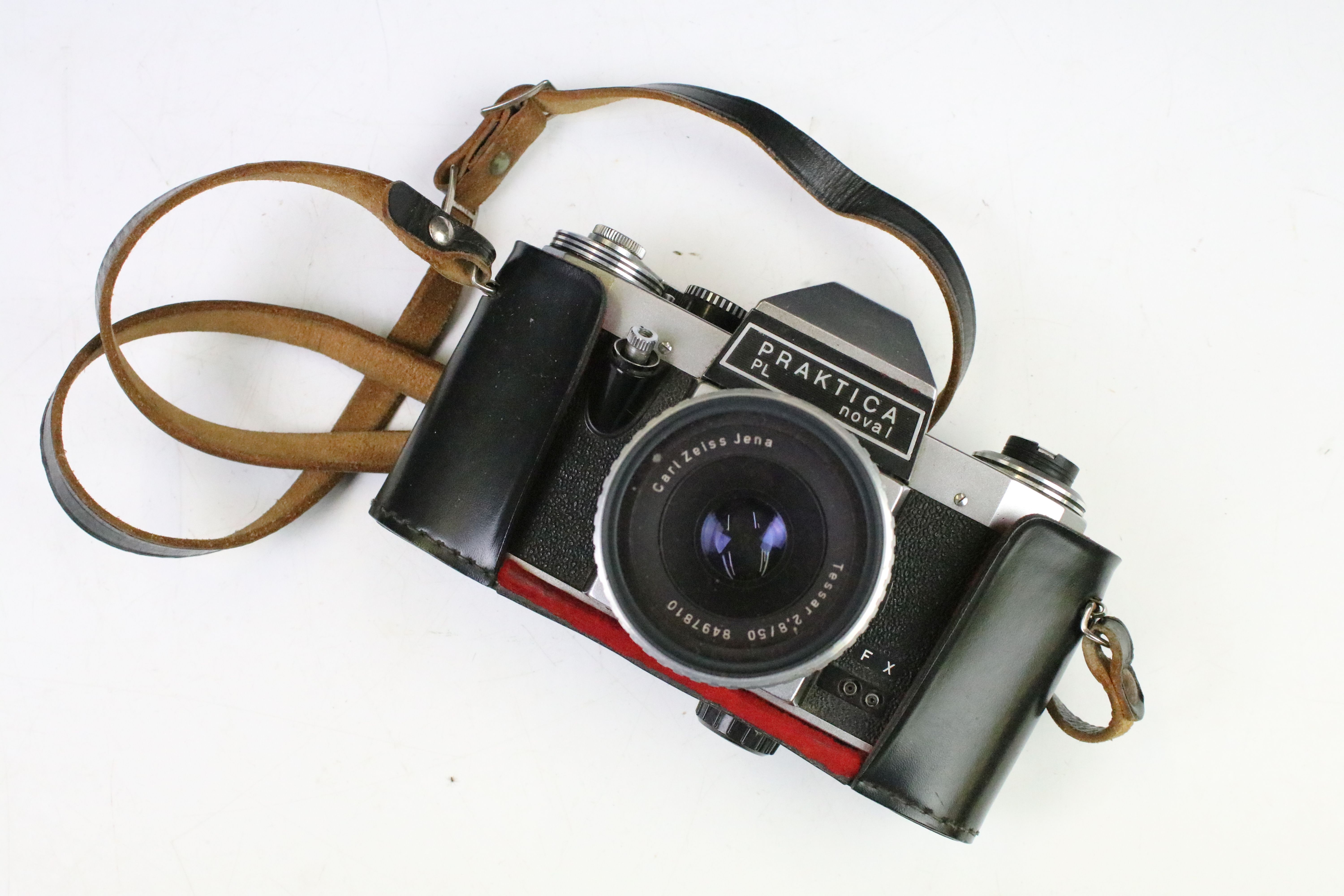 Group of cameras to include an Olympus trip 35 film camera with tripod and camera bag, Praktica PL - Image 6 of 7