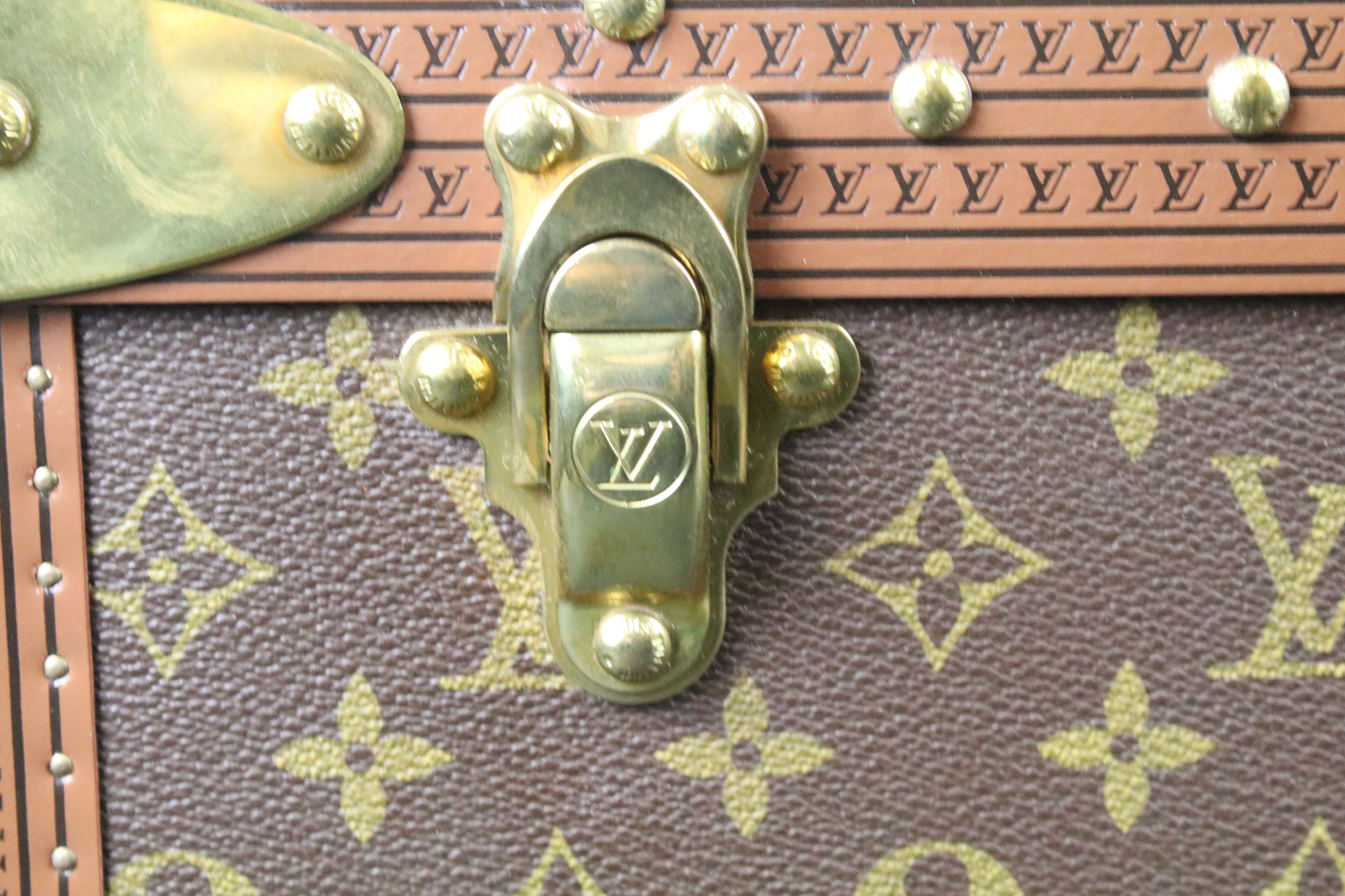 Louis Vuitton - Monogrammed canvas trunk with brass fittings and lock, opening to reveal beige - Image 9 of 17