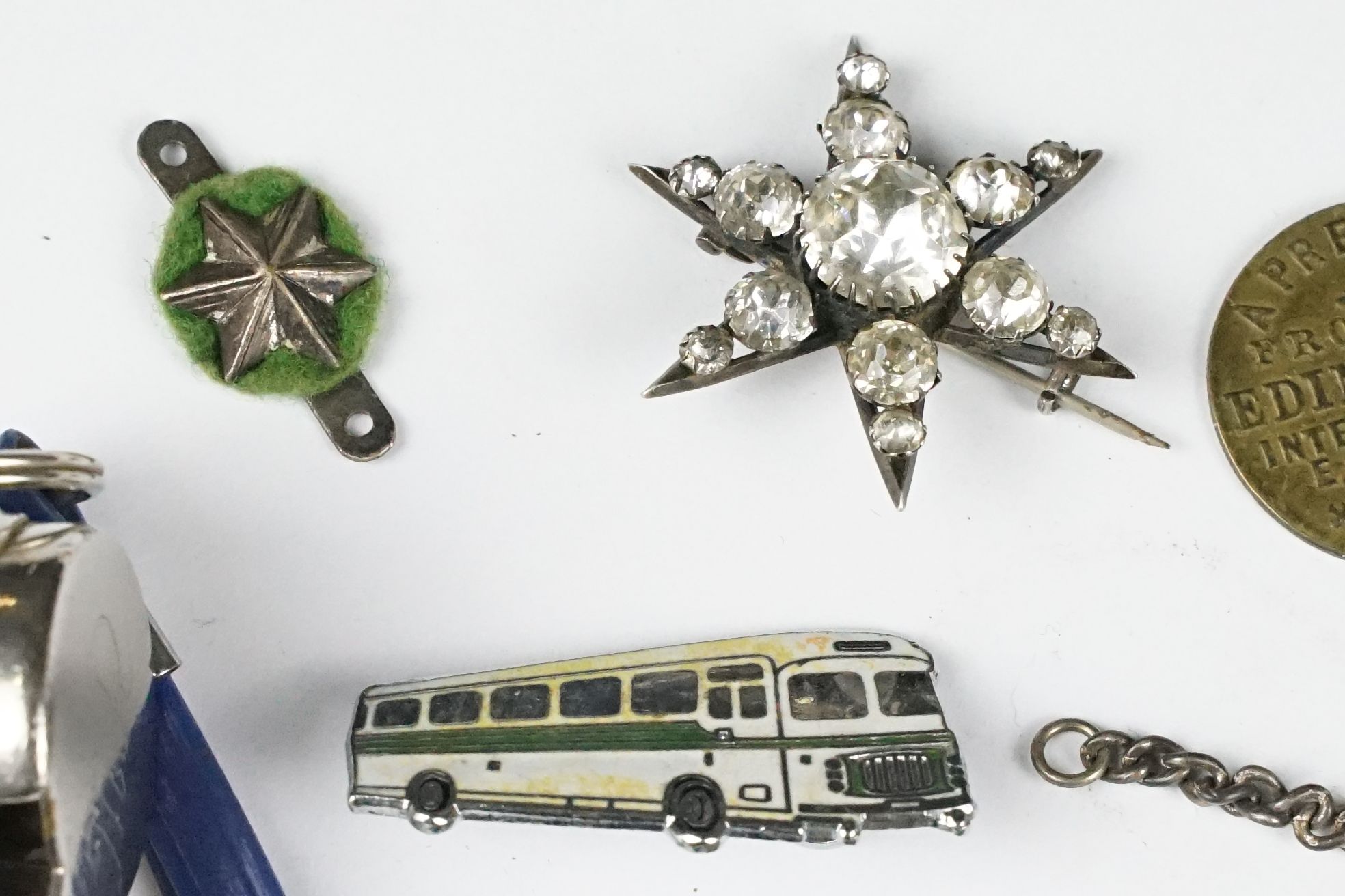 A small group of mixed collectables to include pocket compass, whistle, military badges...etc.. - Image 3 of 8