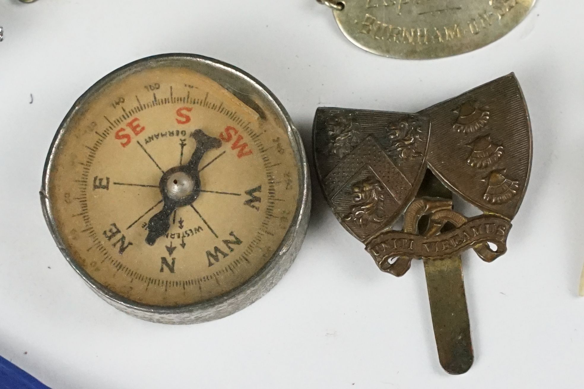 A small group of mixed collectables to include pocket compass, whistle, military badges...etc.. - Image 4 of 8