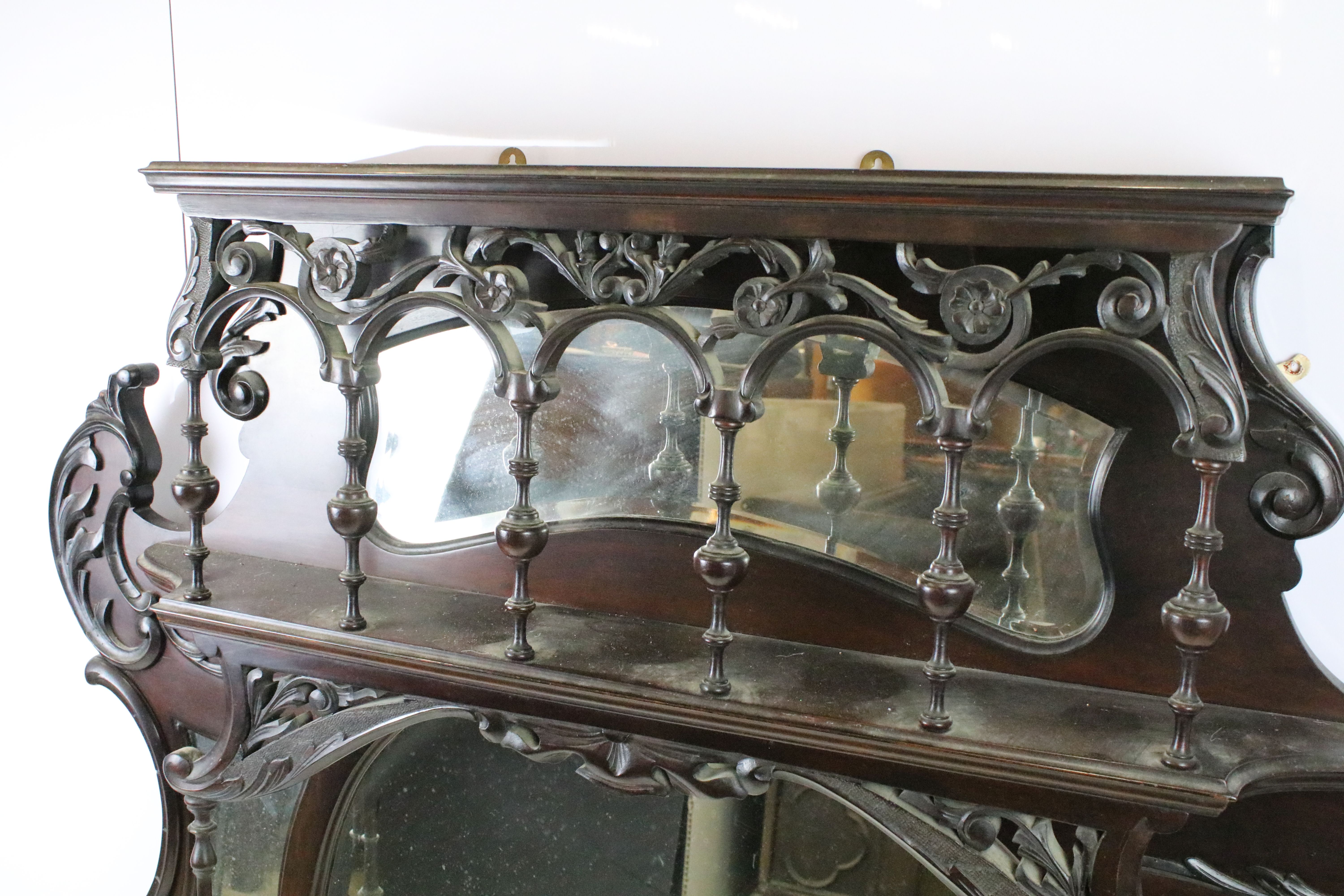 Art Nouveau mahogany overmantel mirror, carved with scrolling flowers and foliage, with two candle - Bild 5 aus 5