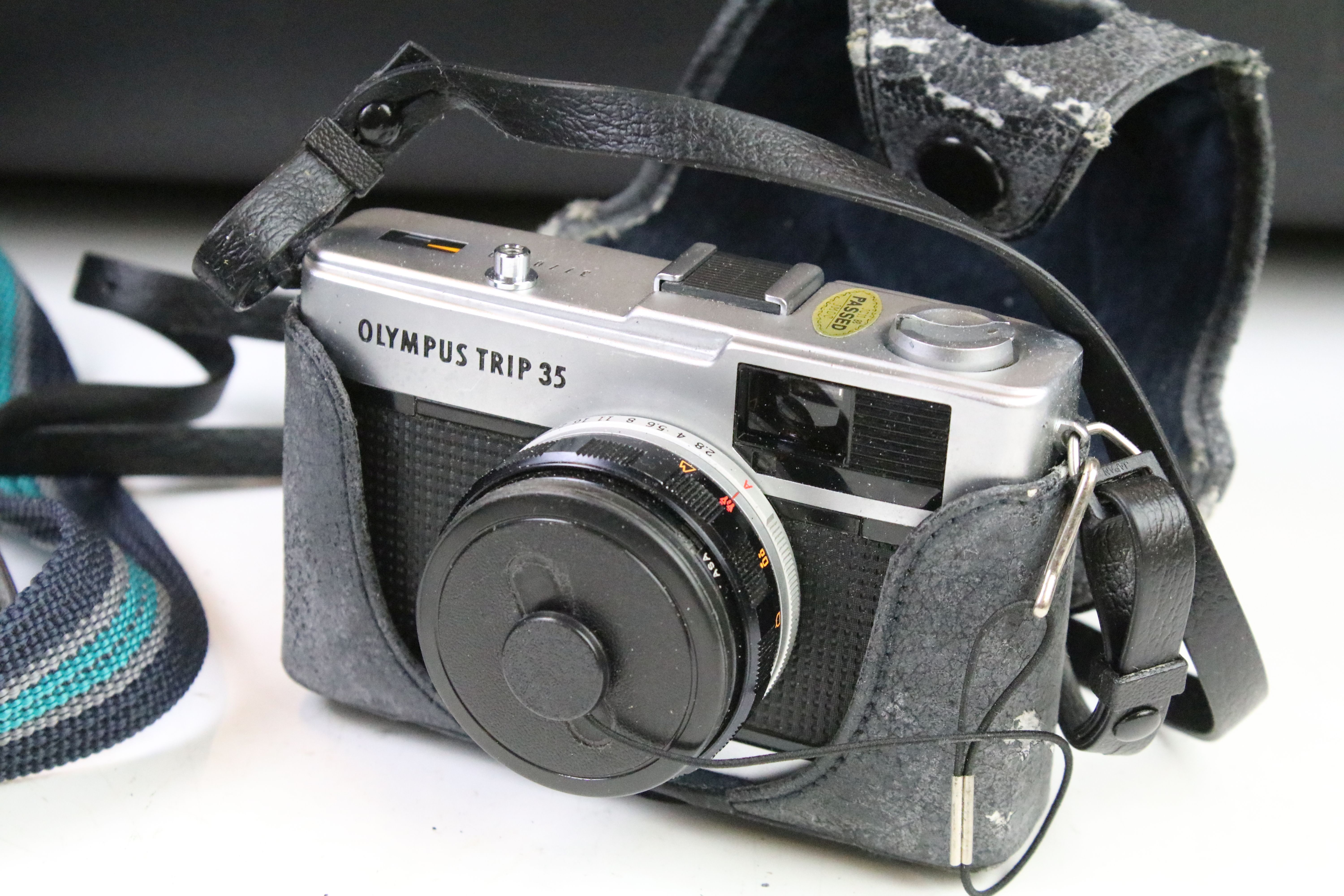 Group of cameras to include an Olympus trip 35 film camera with tripod and camera bag, Praktica PL - Image 4 of 7