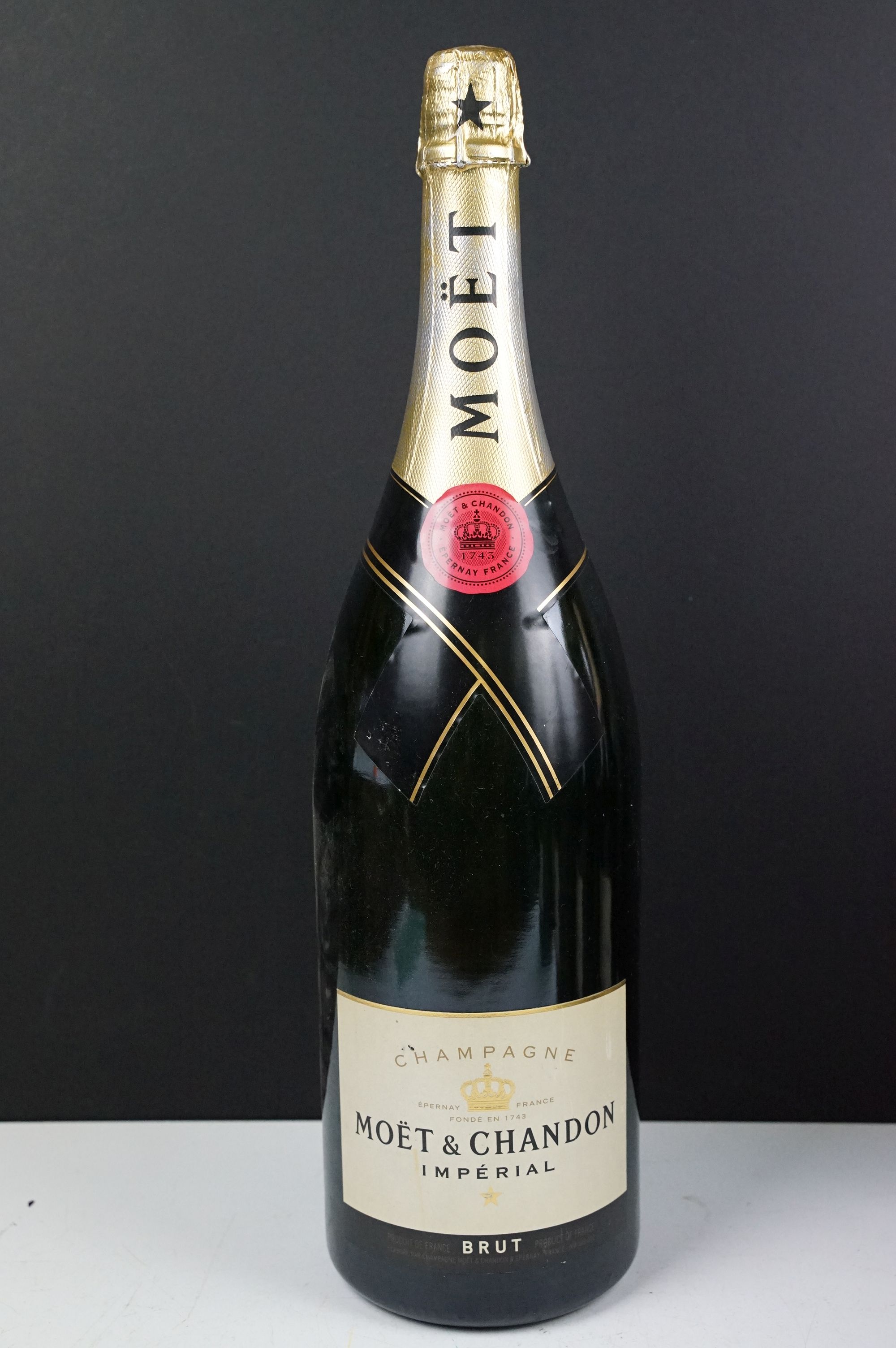 Collection of Moet & Chandon imperial champagne dummy bottles. Seven in total of various sizes. - Image 4 of 4