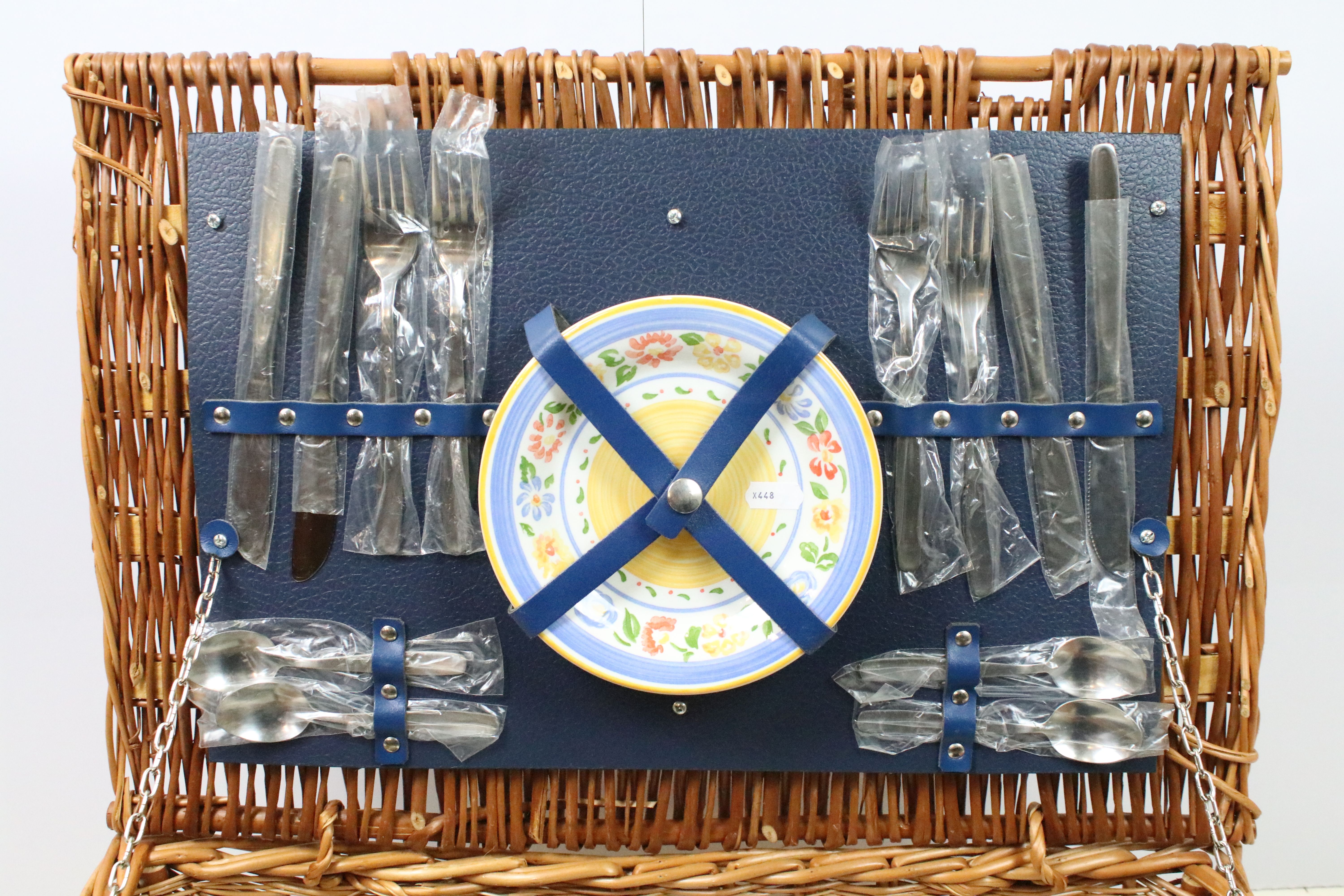 Wicker picnic hamper containing a four piece place setting - Image 3 of 8