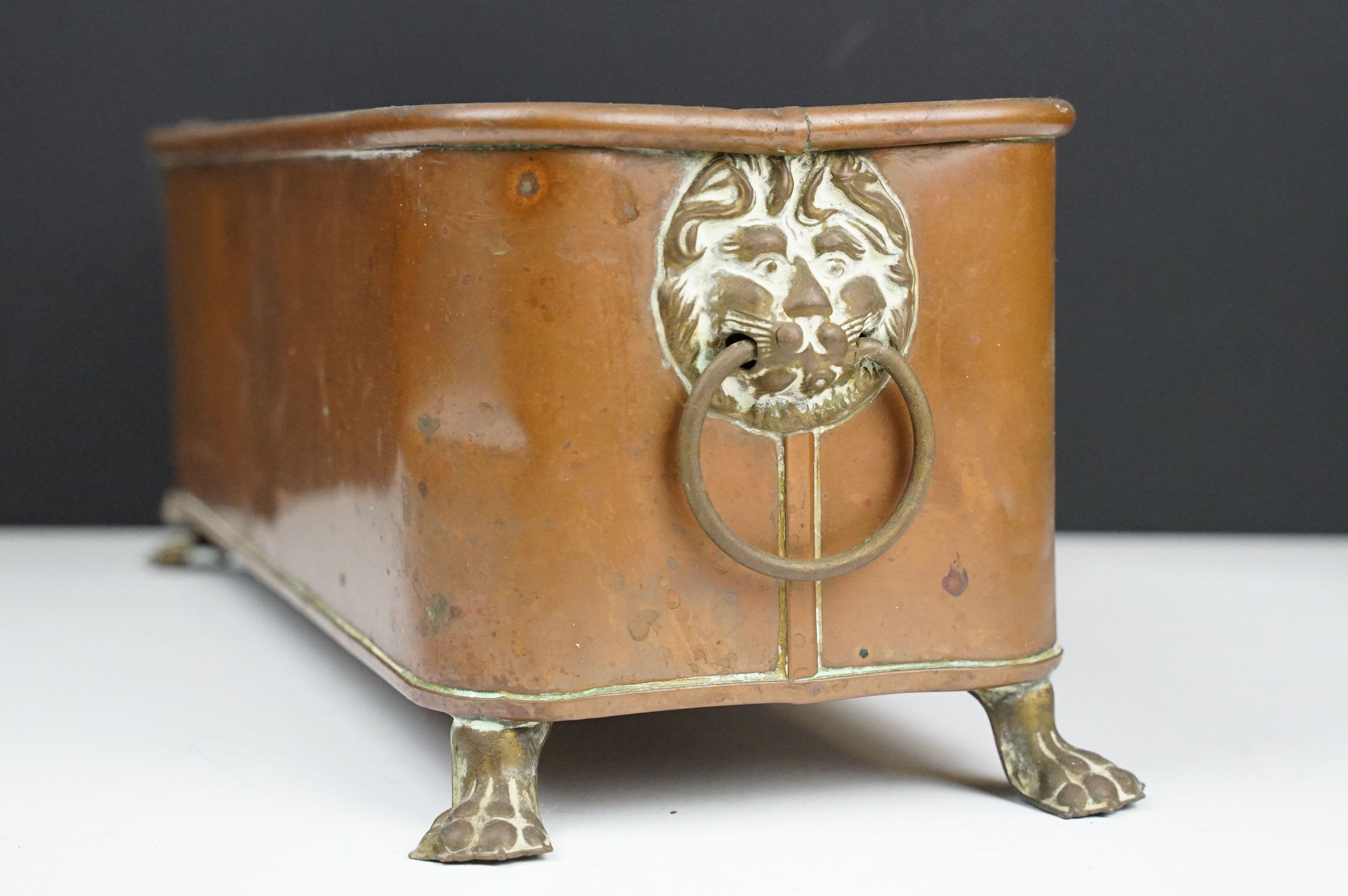 Copper planter of rectangular form with rounded corners and rolled edge, having a pair of lion - Bild 3 aus 5