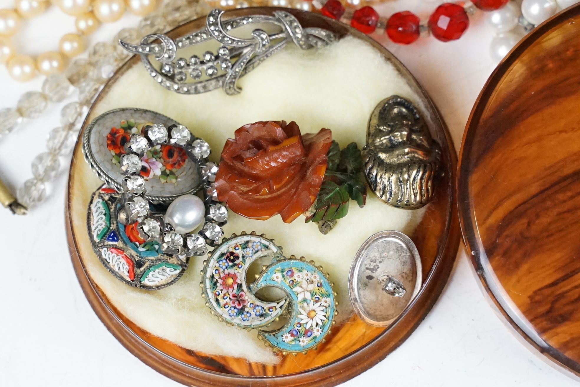 A small collection of vintage and contemporary costume jewellery together with a small group of - Image 2 of 12