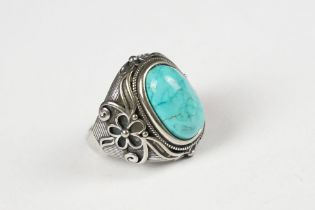 A 925 sterling silver ring set with turquoise cabochon, decorative shoulders, marked 925 for
