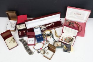 Collection of mixed jewellery, mostly contemporary, featuring gold & silver, the lot to include