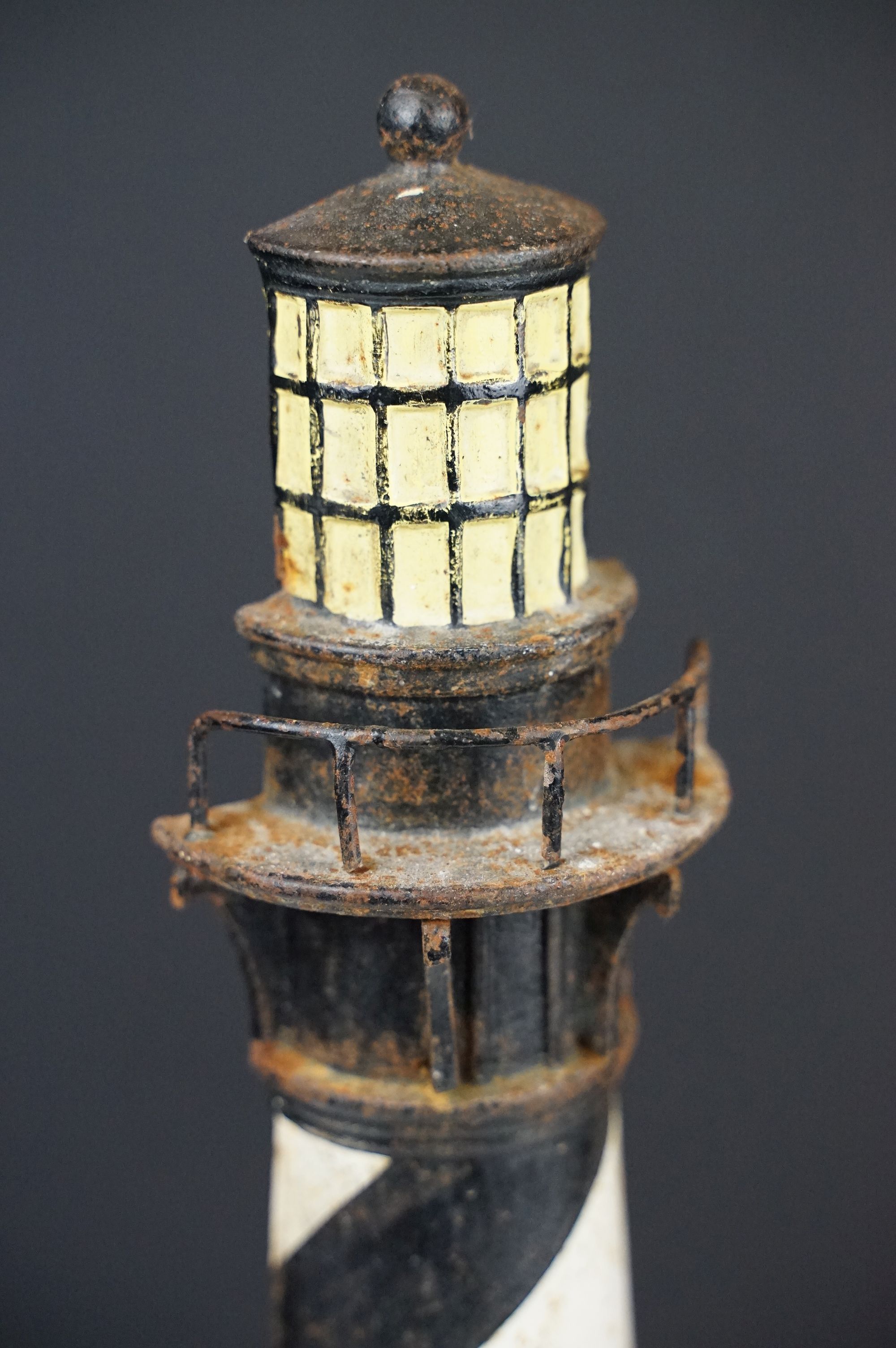 Cast iron doorstop in the form of a lighthouse, with a semi circular base and spiral painted black & - Bild 5 aus 6