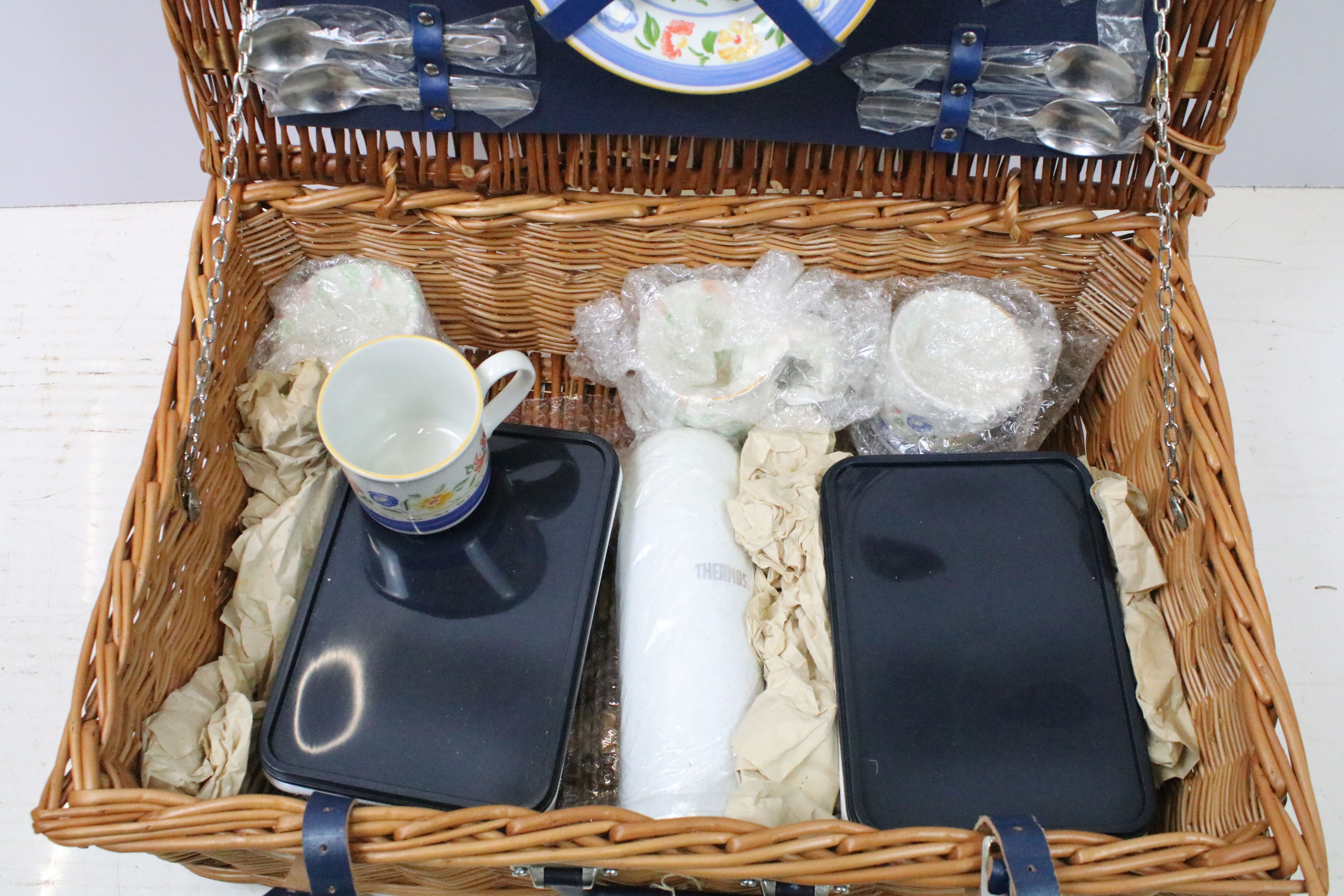 Wicker picnic hamper containing a four piece place setting - Image 4 of 8