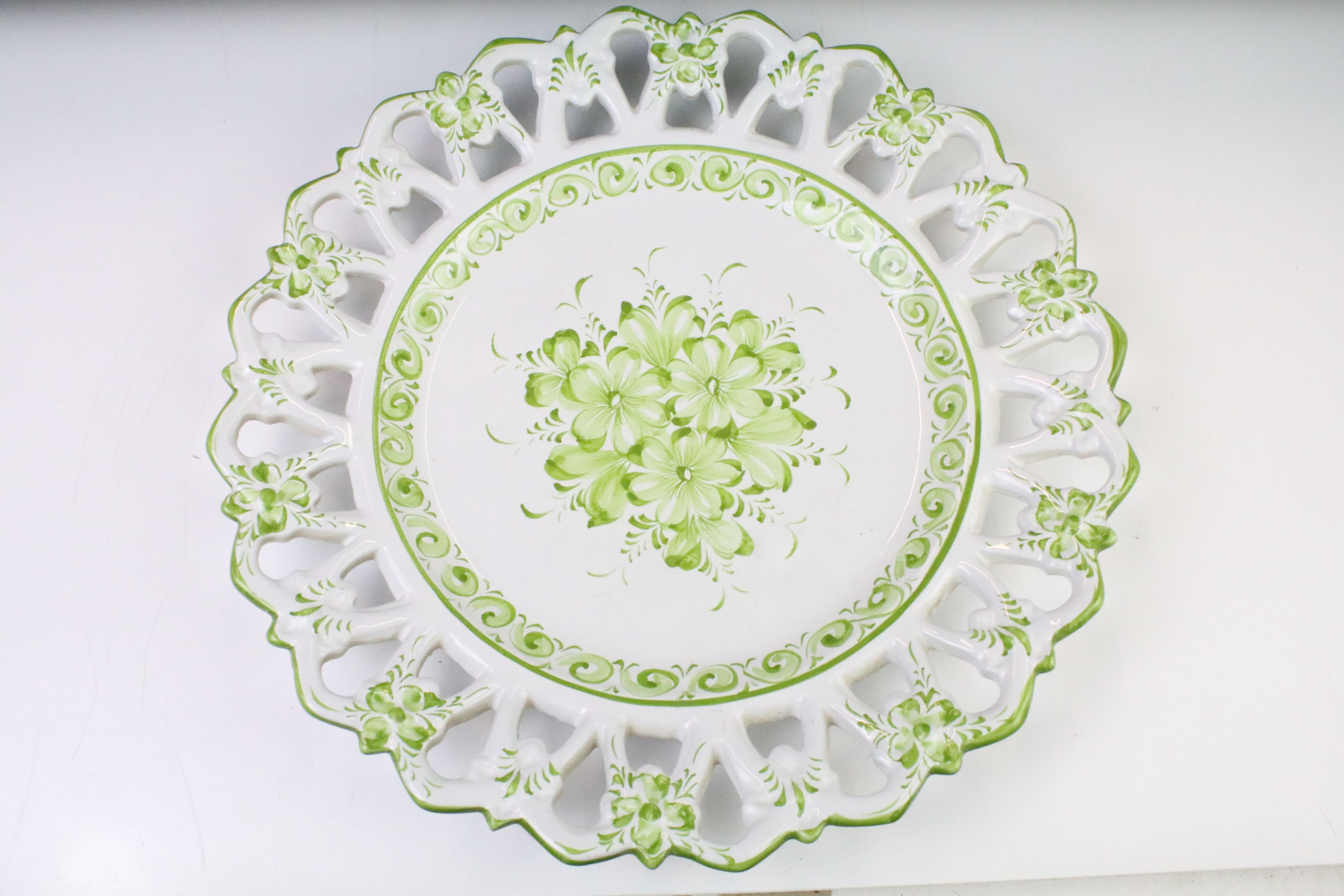 Collection of Portuguese ceramics to include five small wall plates and three large wall plates, all - Image 10 of 12