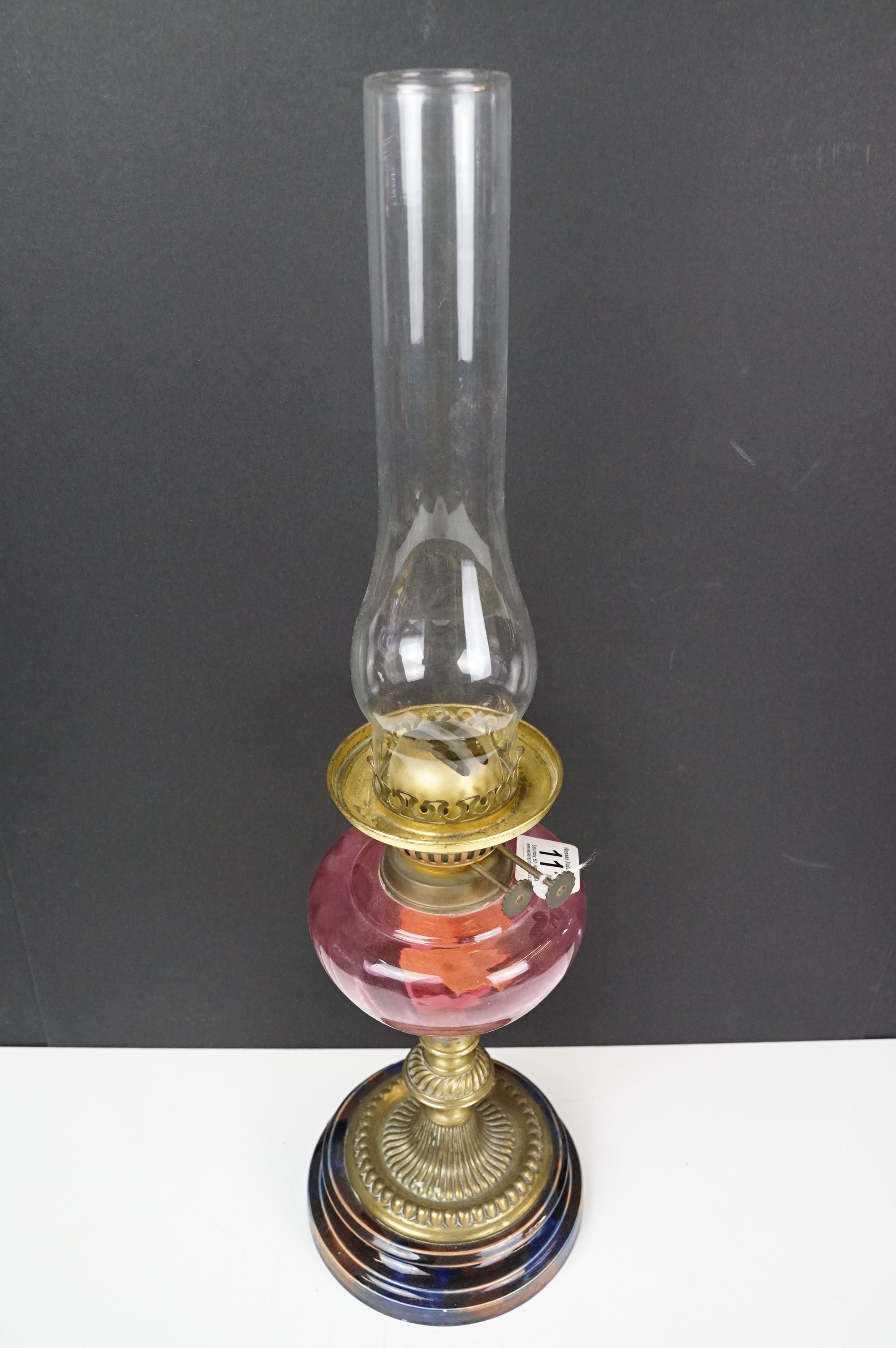 Early 20th century brass oil lamp, the white glass shade with floral detail, with cranberry glass - Image 7 of 7