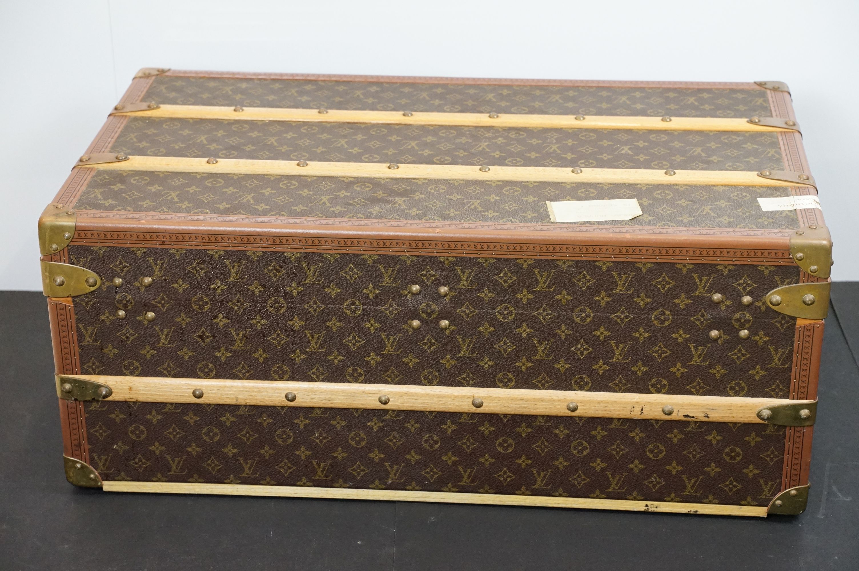 Louis Vuitton - Monogrammed canvas travel trunk having branded leather banding, wooden slats, - Image 30 of 32