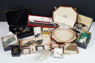 Collection of mixed jewellery to include antique & vintage examples, featuring white metal &