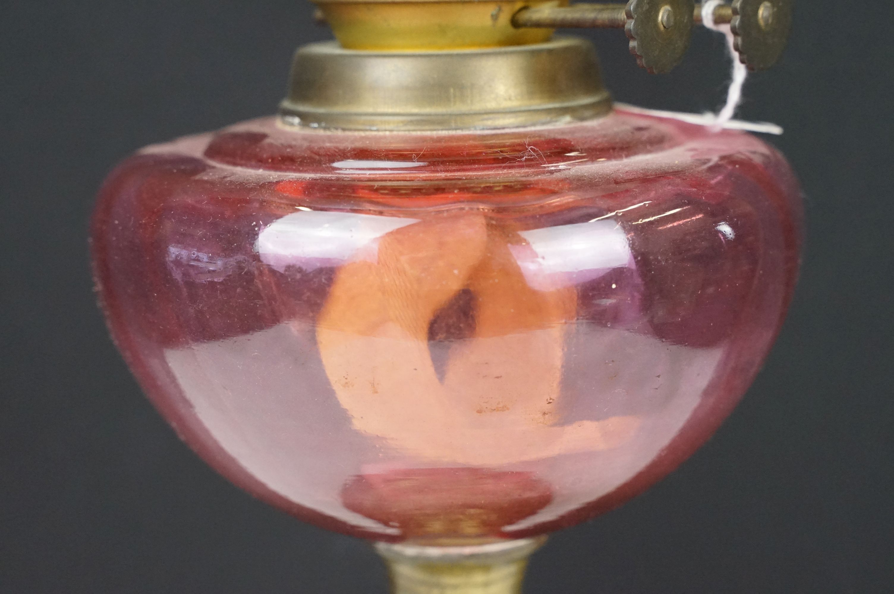 Early 20th century brass oil lamp, the white glass shade with floral detail, with cranberry glass - Image 4 of 7