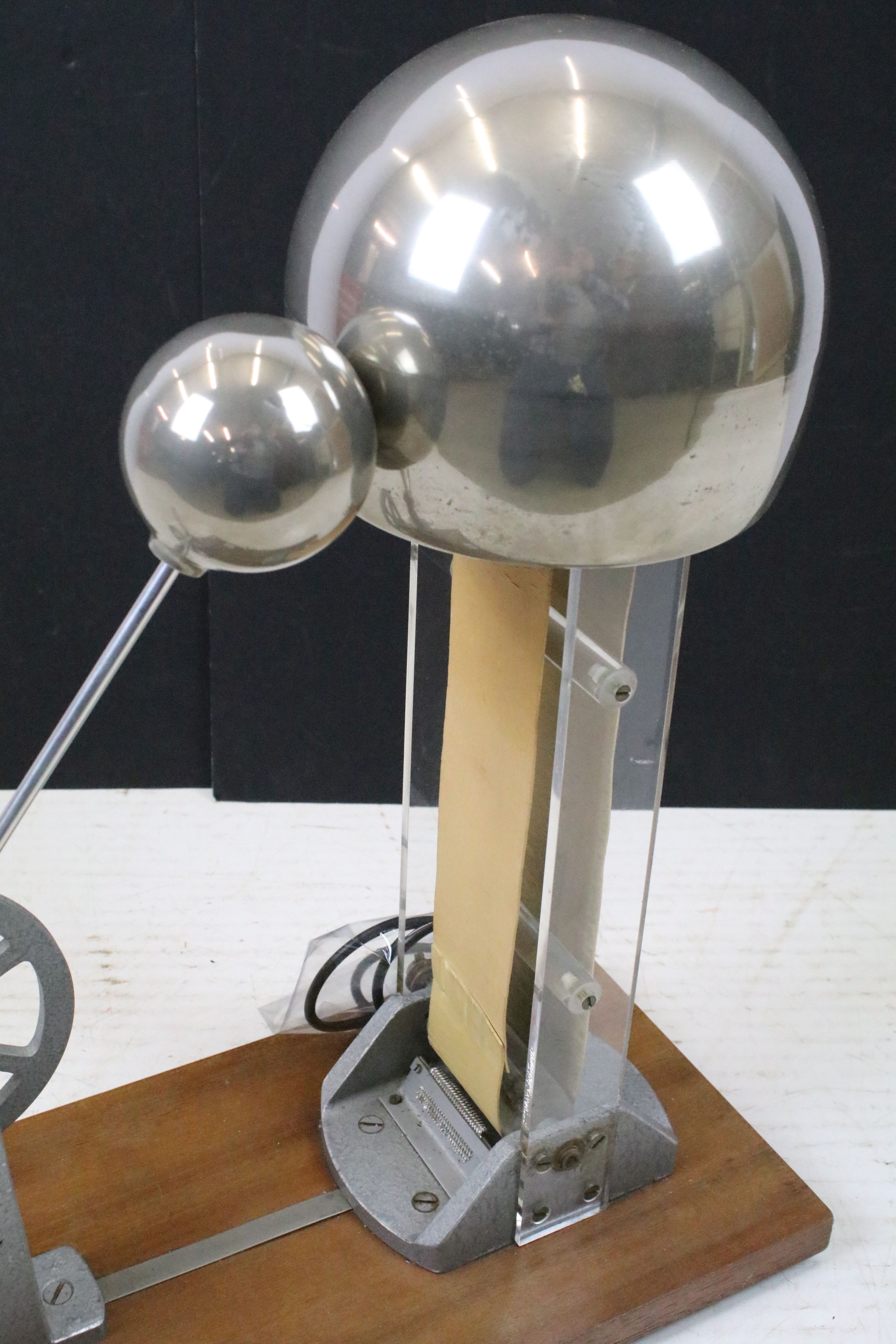 20th century Van de Graaf generator with crank handle, raised on a rectangular wooden base. Measures - Image 3 of 4