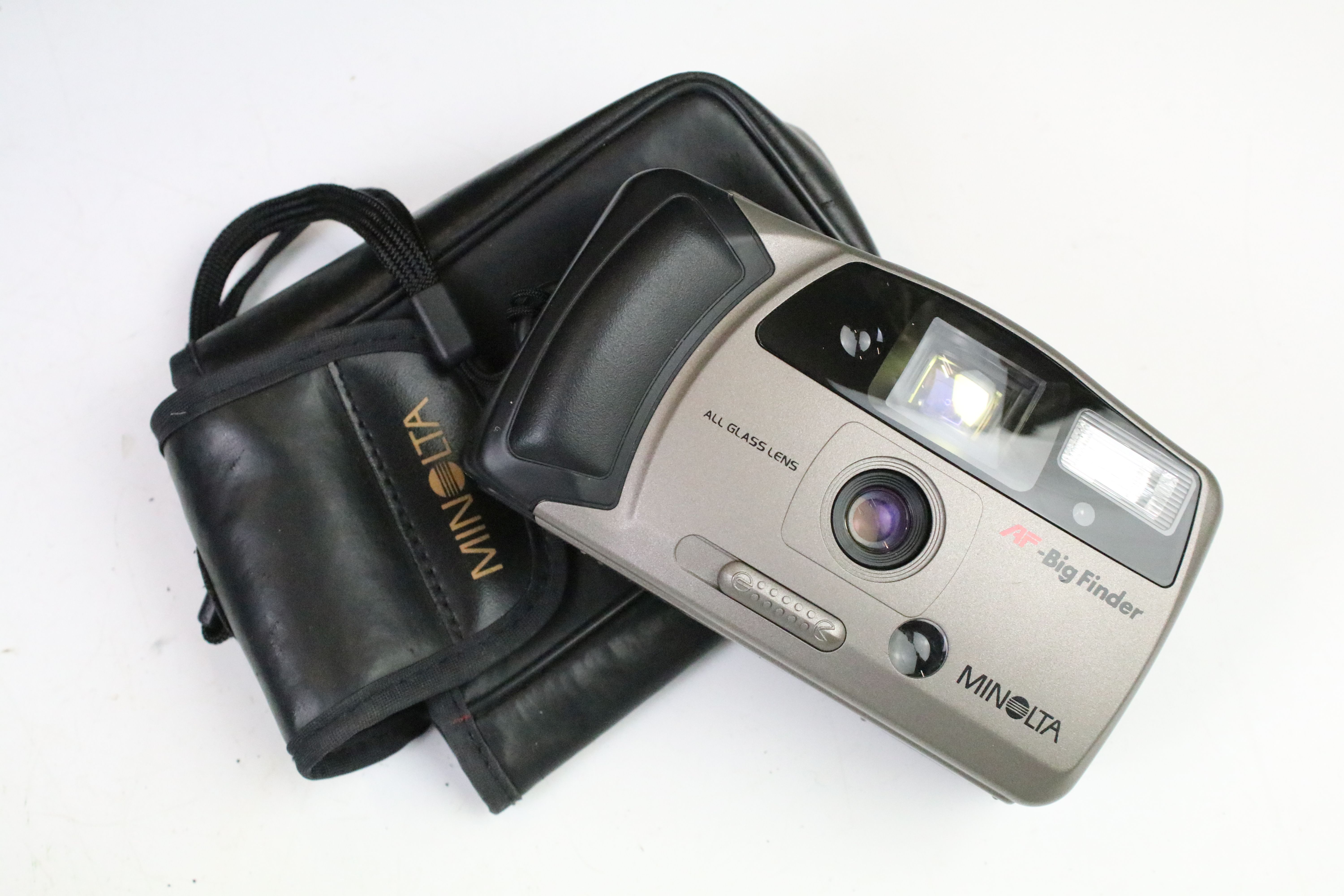 Group of cameras to include an Olympus trip 35 film camera with tripod and camera bag, Praktica PL - Image 5 of 7