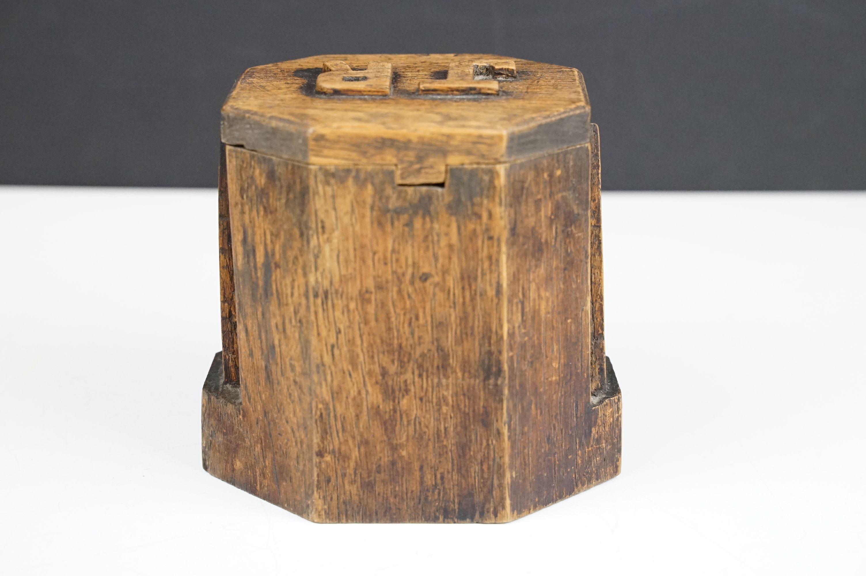 Early-to-mid 20th C tobacco jar with 'JR' initials to lid and Art Deco geometric detail, approx 11cm - Image 4 of 7