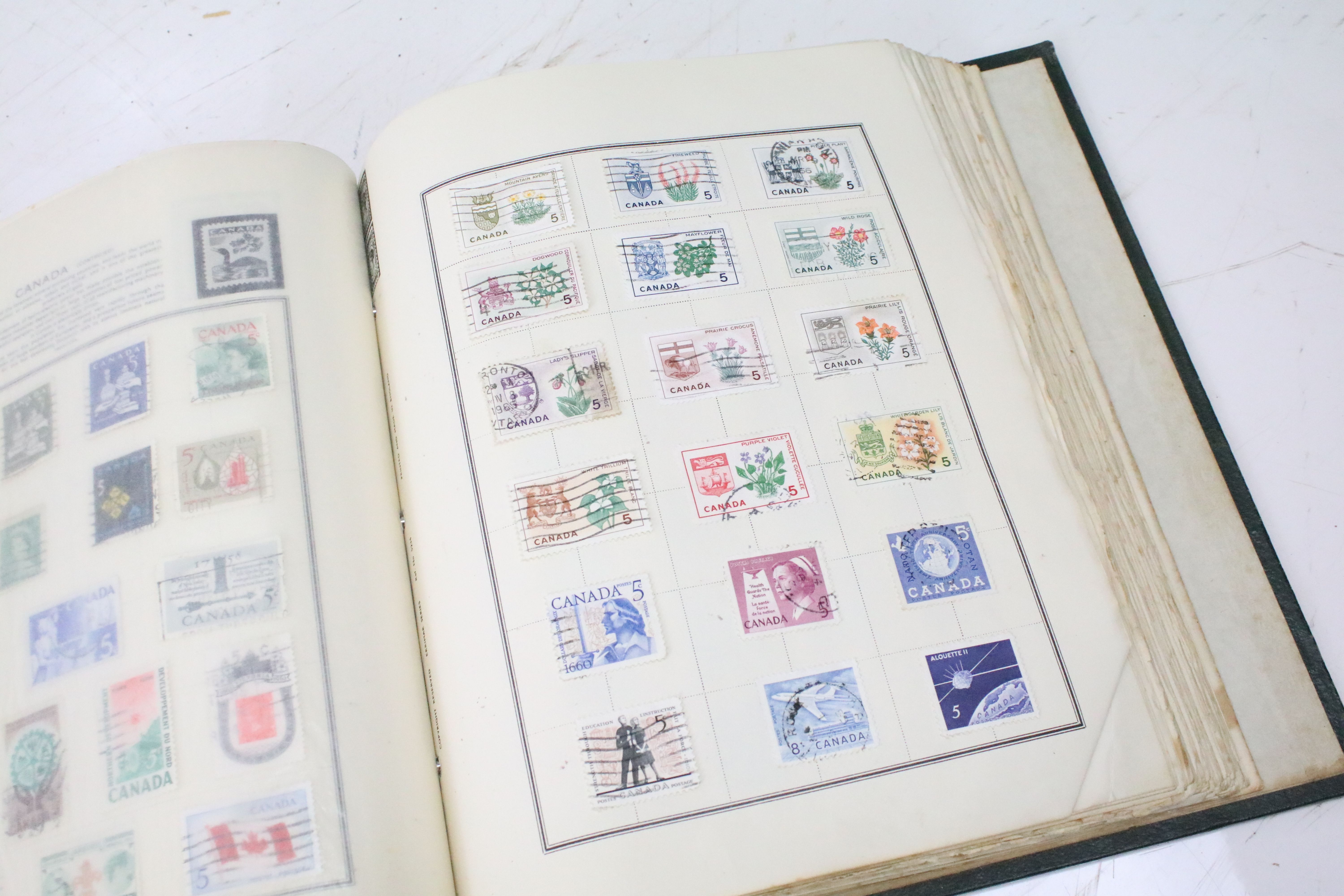 Approximately 100 loose late 20th Century presentation pack stamps, together with an album of - Bild 12 aus 21