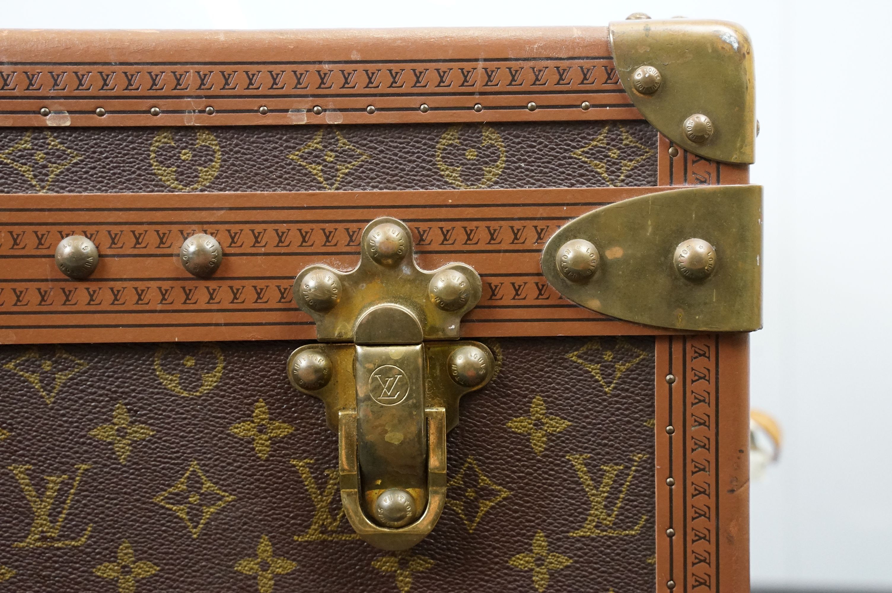 Louis Vuitton - Monogrammed canvas travel trunk having branded leather banding, wooden slats, - Image 14 of 32