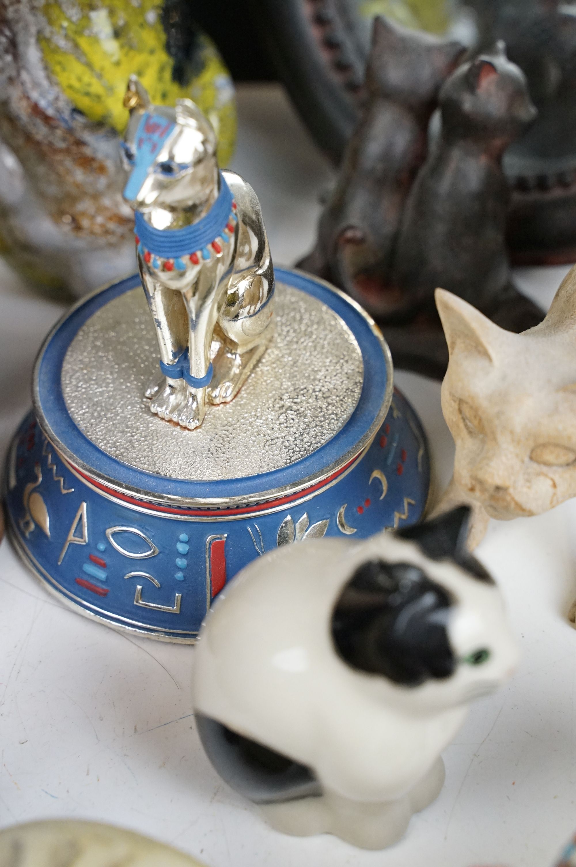 Collection of mixed cat ornaments & collectables, featuring Goebel, Royal Doulton, Mdina Glass, - Image 10 of 10