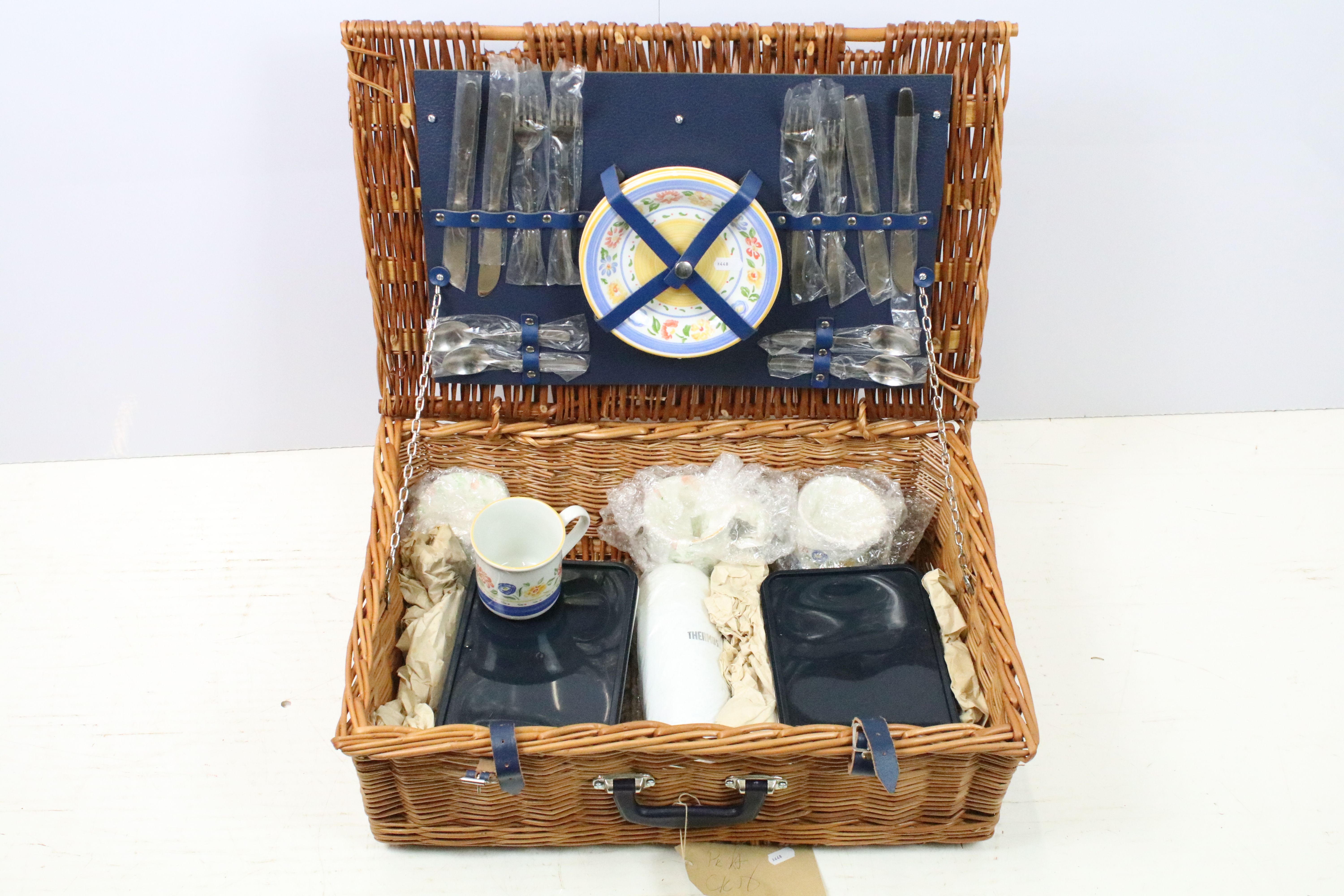 Wicker picnic hamper containing a four piece place setting - Image 2 of 8