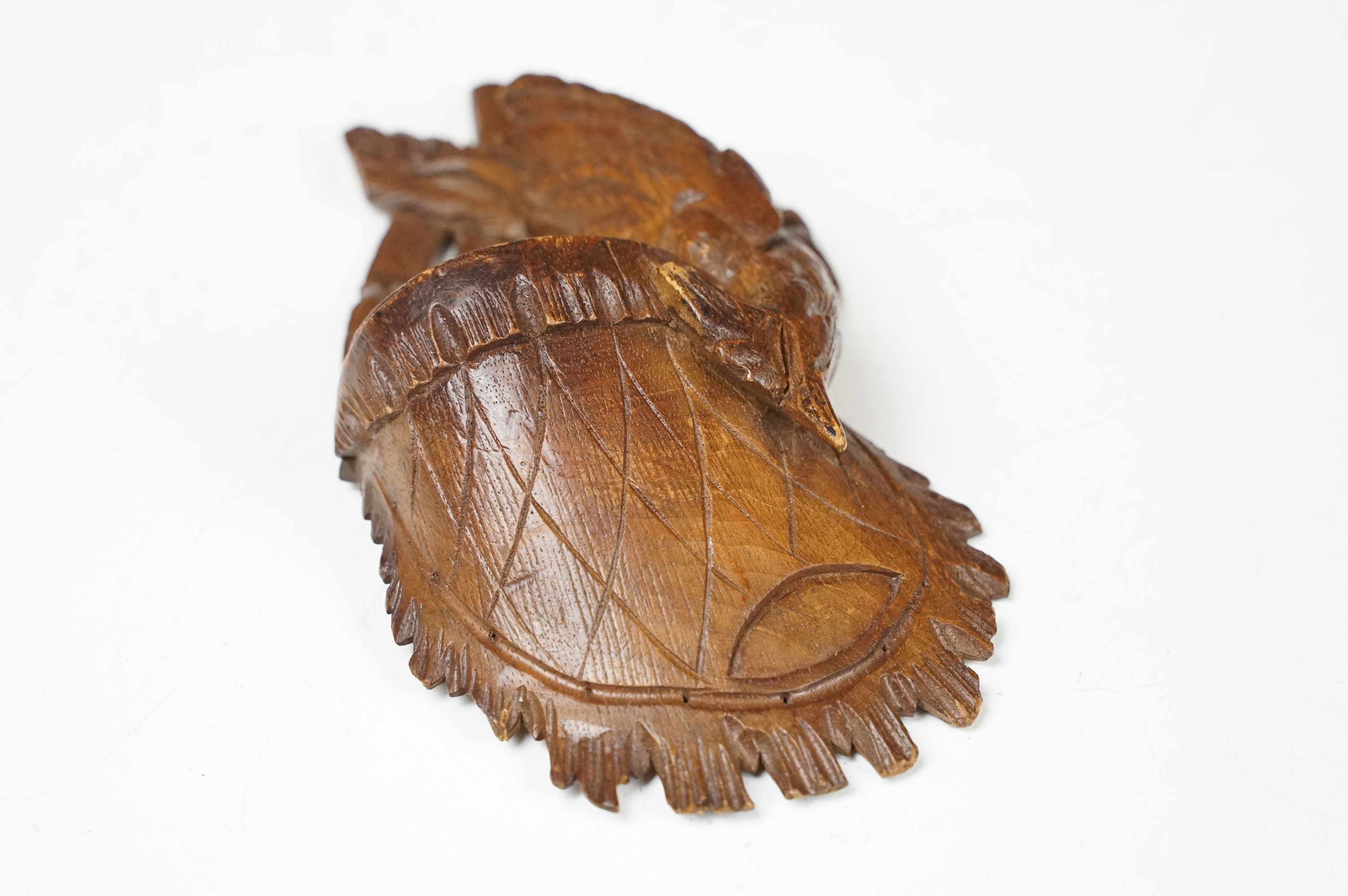 Black Forest carved wooden Wall Pocket in the form of a hunting bag with game bird, approx 18cm high - Bild 3 aus 5