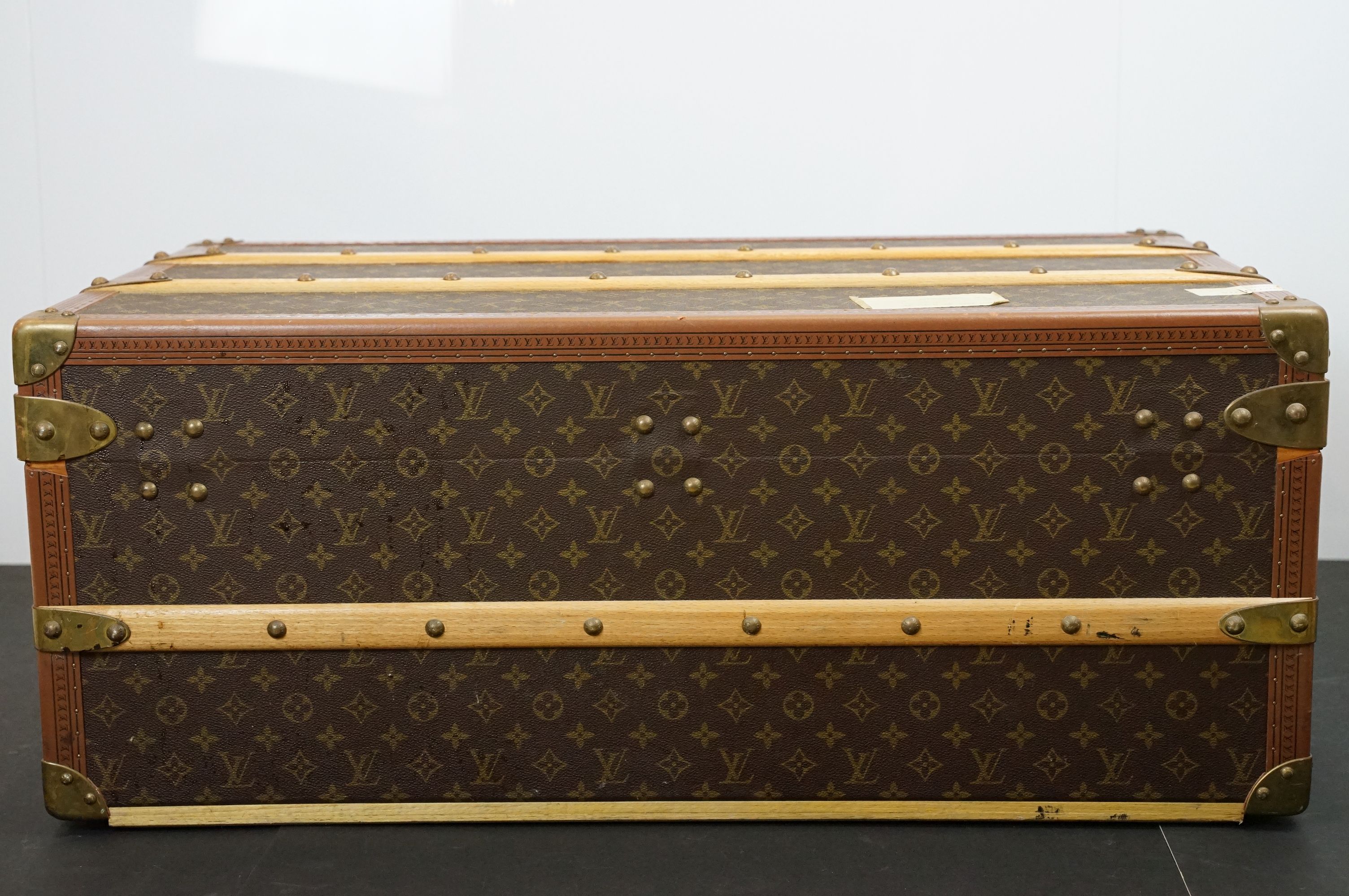 Louis Vuitton - Monogrammed canvas travel trunk having branded leather banding, wooden slats, - Image 22 of 32