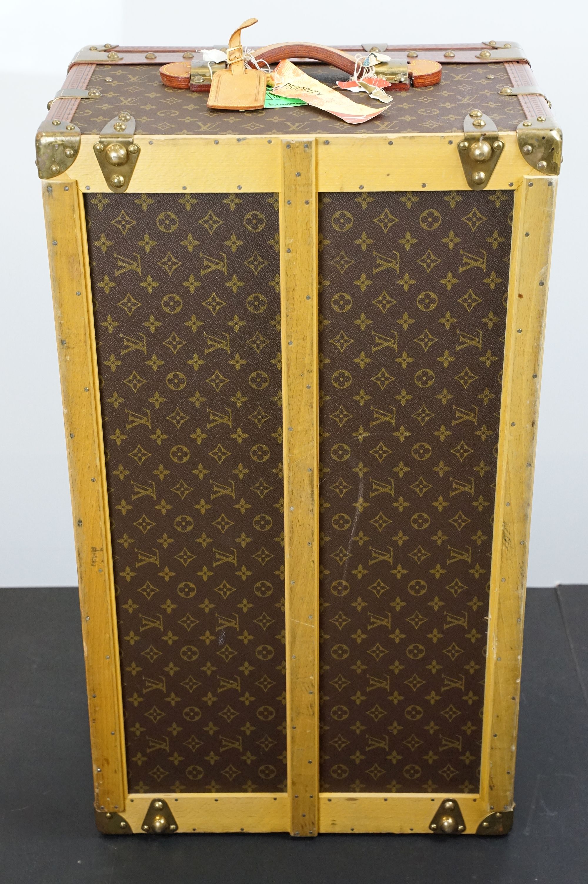 Louis Vuitton - Monogrammed canvas travel trunk having branded leather banding, wooden slats, - Image 29 of 32