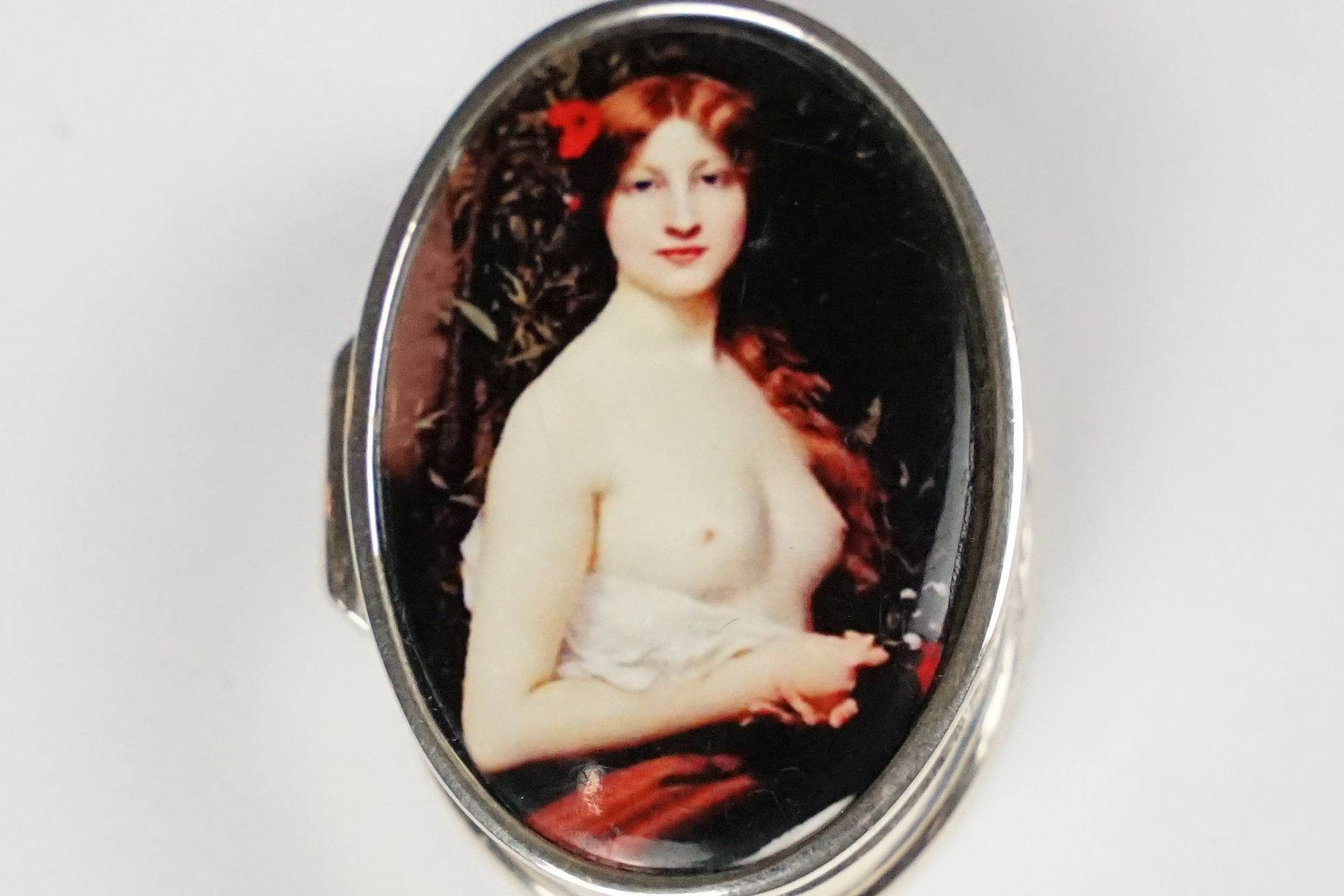 Oval shaped silver and enamel pill box - Image 2 of 4