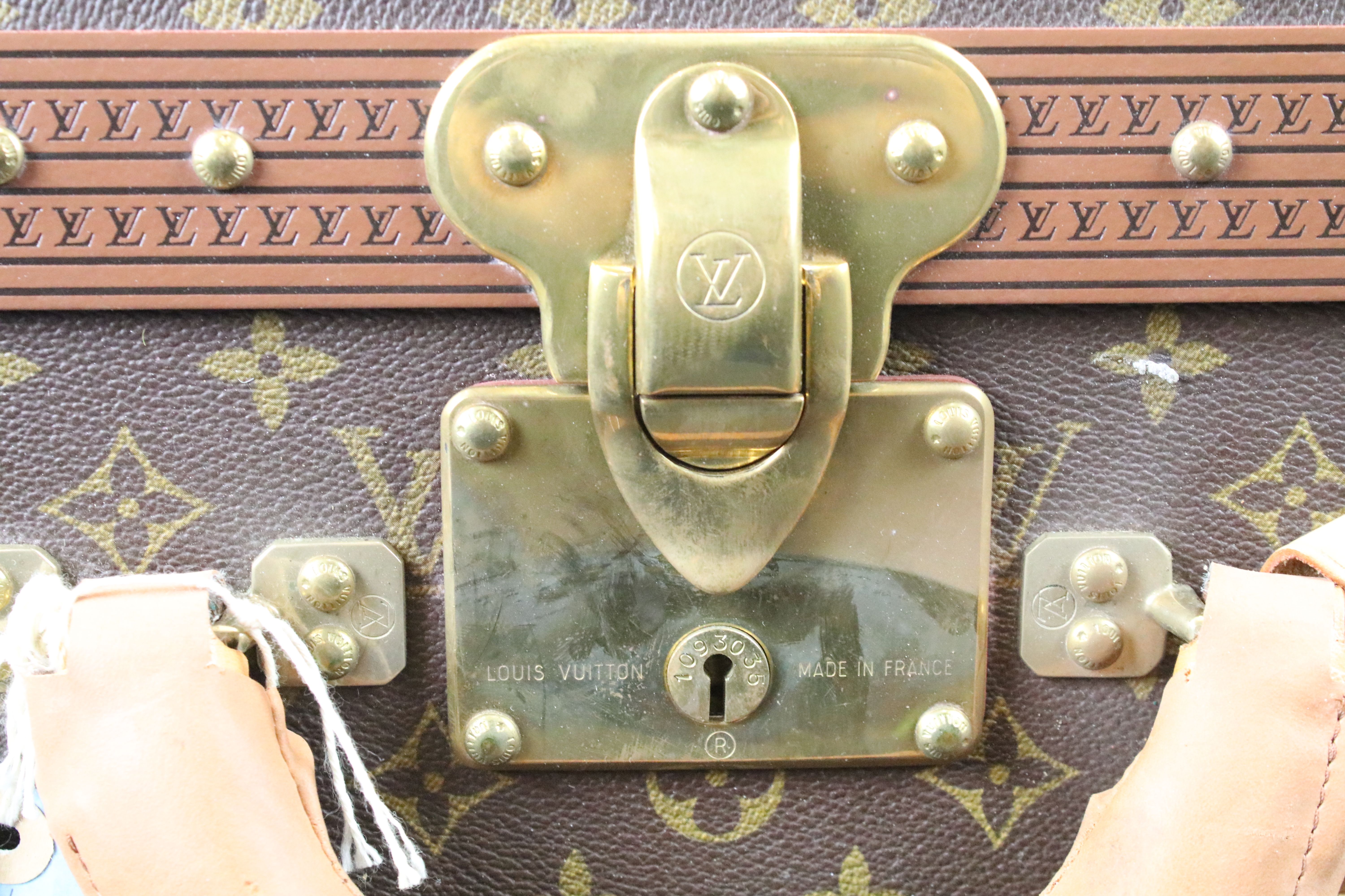 Louis Vuitton - Monogrammed canvas trunk with brass fittings and lock, opening to reveal beige - Image 8 of 17