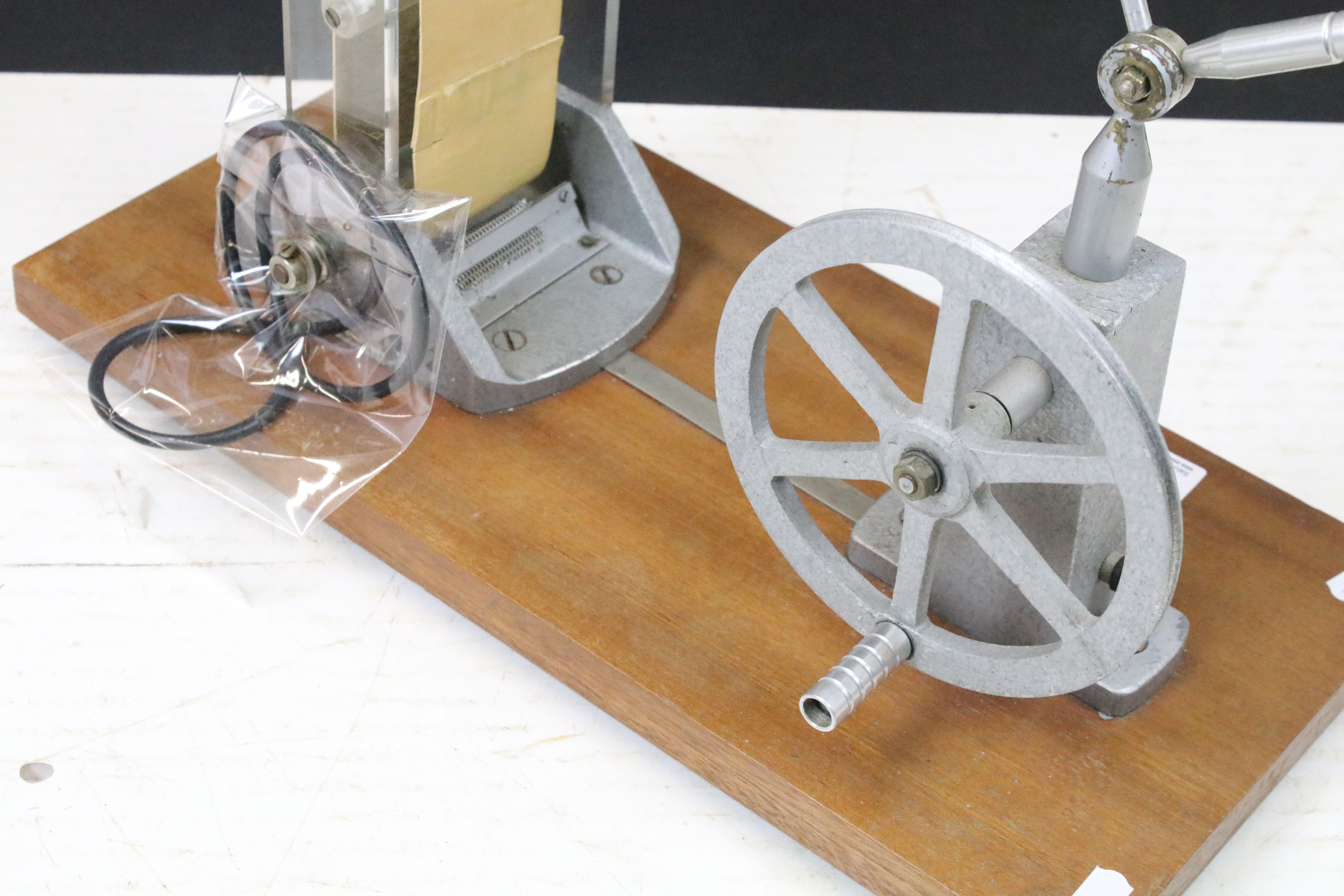 20th century Van de Graaf generator with crank handle, raised on a rectangular wooden base. Measures - Image 4 of 4