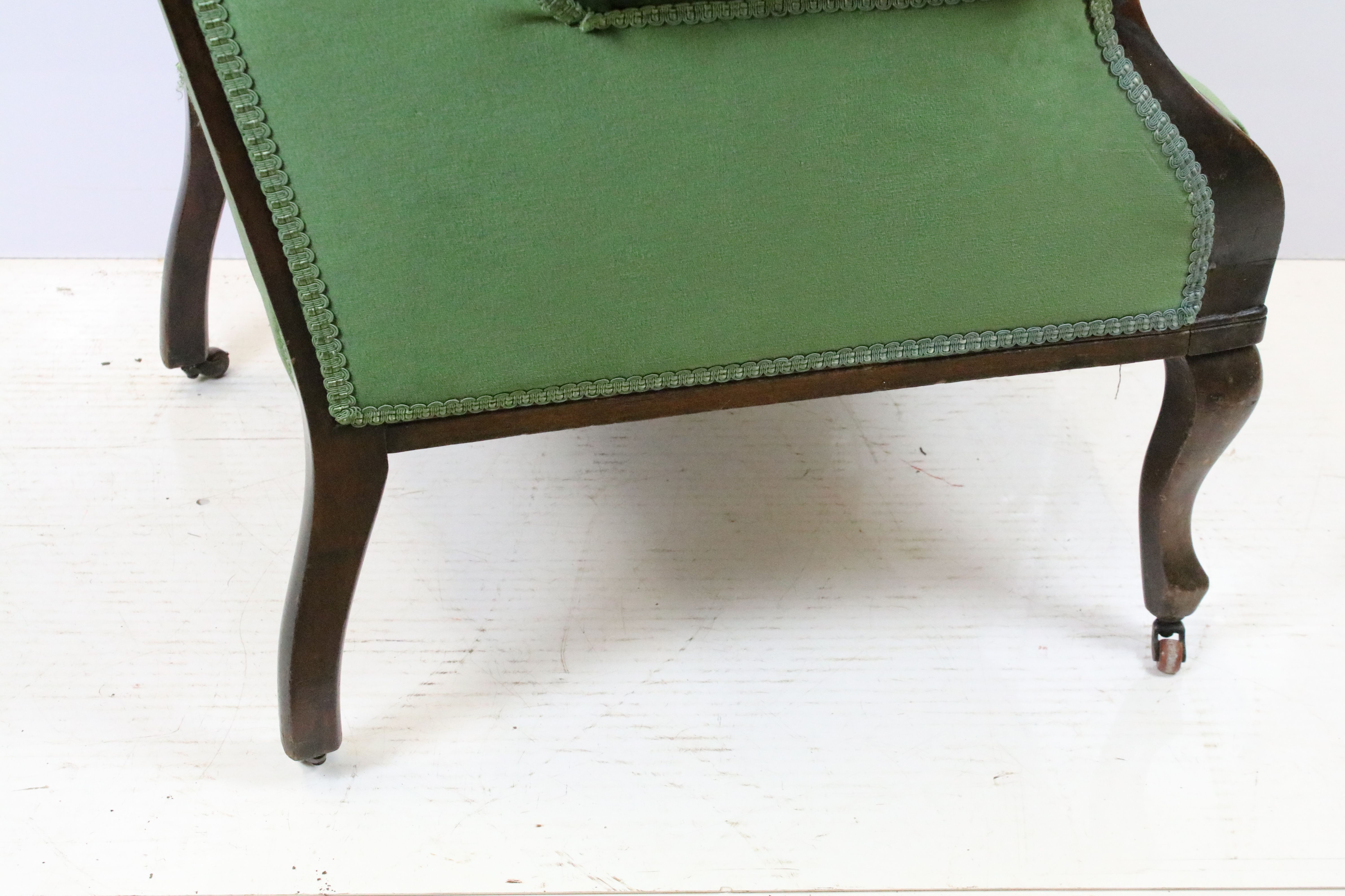 Victorian mahogany armchair, with carved top rail, upholstered in green with button back, on - Bild 3 aus 5