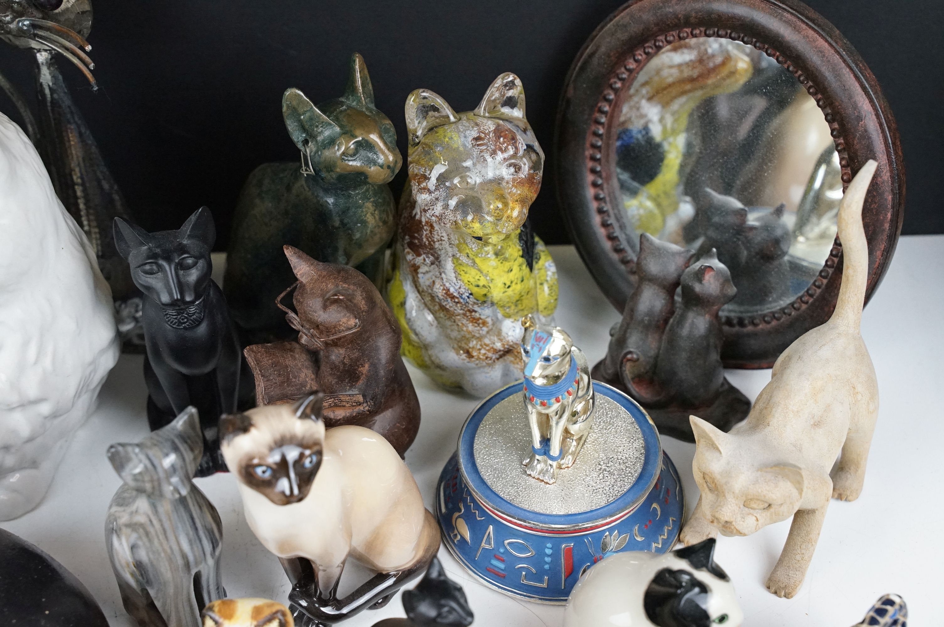 Collection of mixed cat ornaments & collectables, featuring Goebel, Royal Doulton, Mdina Glass, - Image 7 of 10