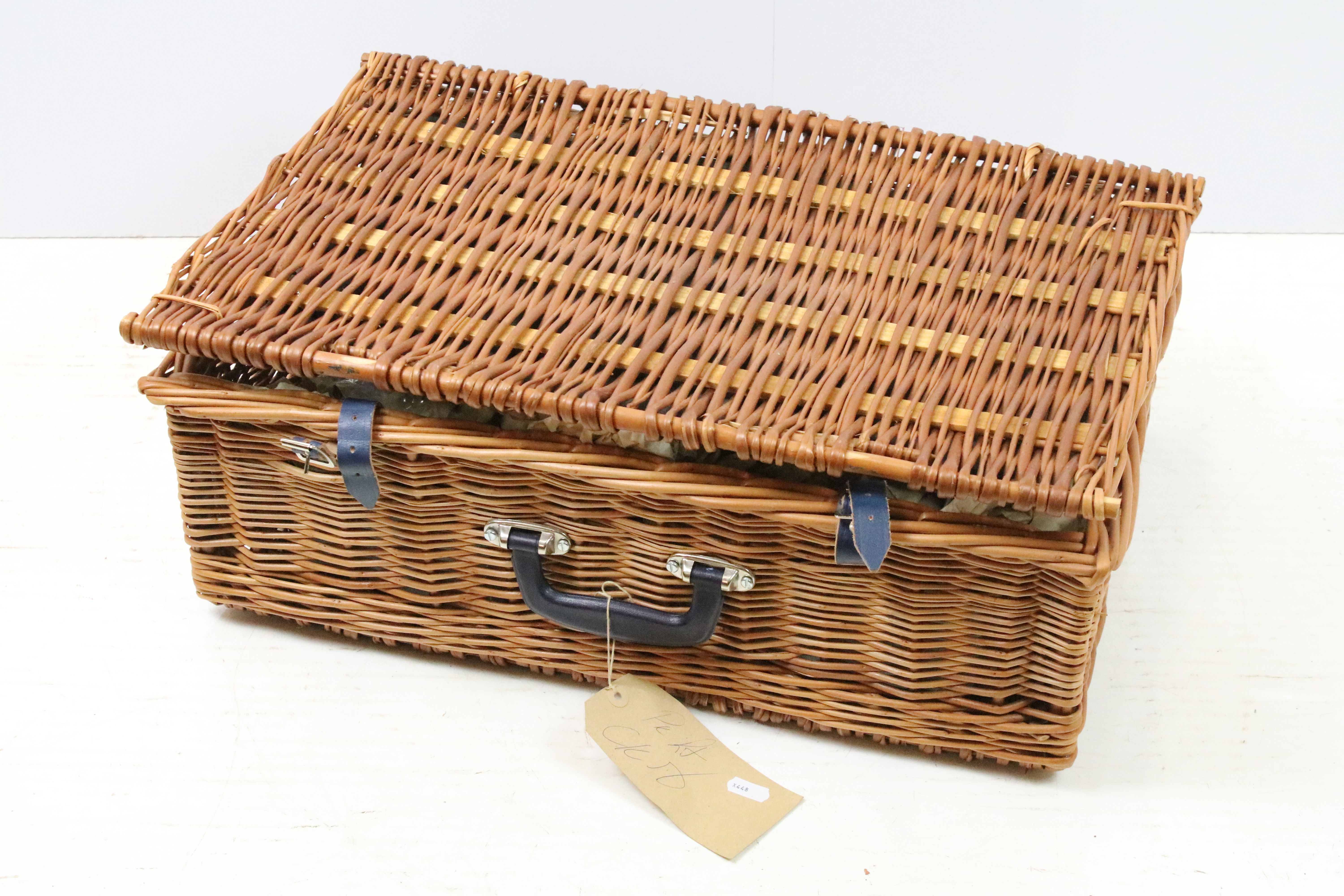 Wicker picnic hamper containing a four piece place setting - Image 8 of 8